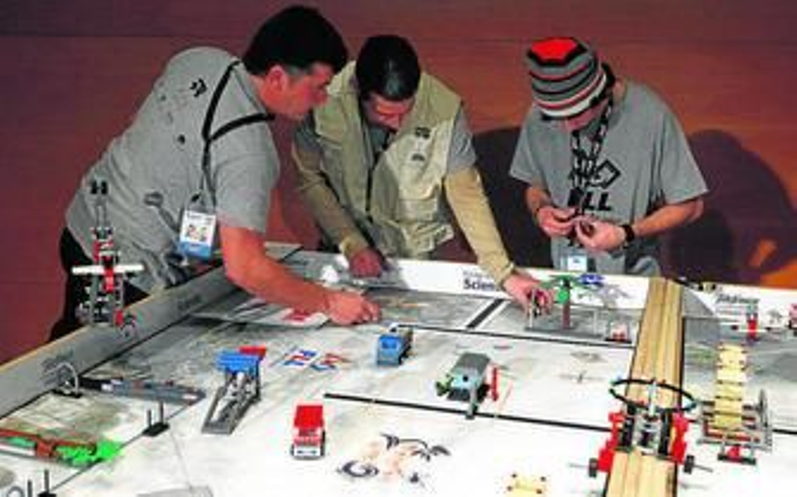 Sobre una maqueta de LEGO los alumnos tuvieron que dar respuesta a los desastres naturales propuestos.