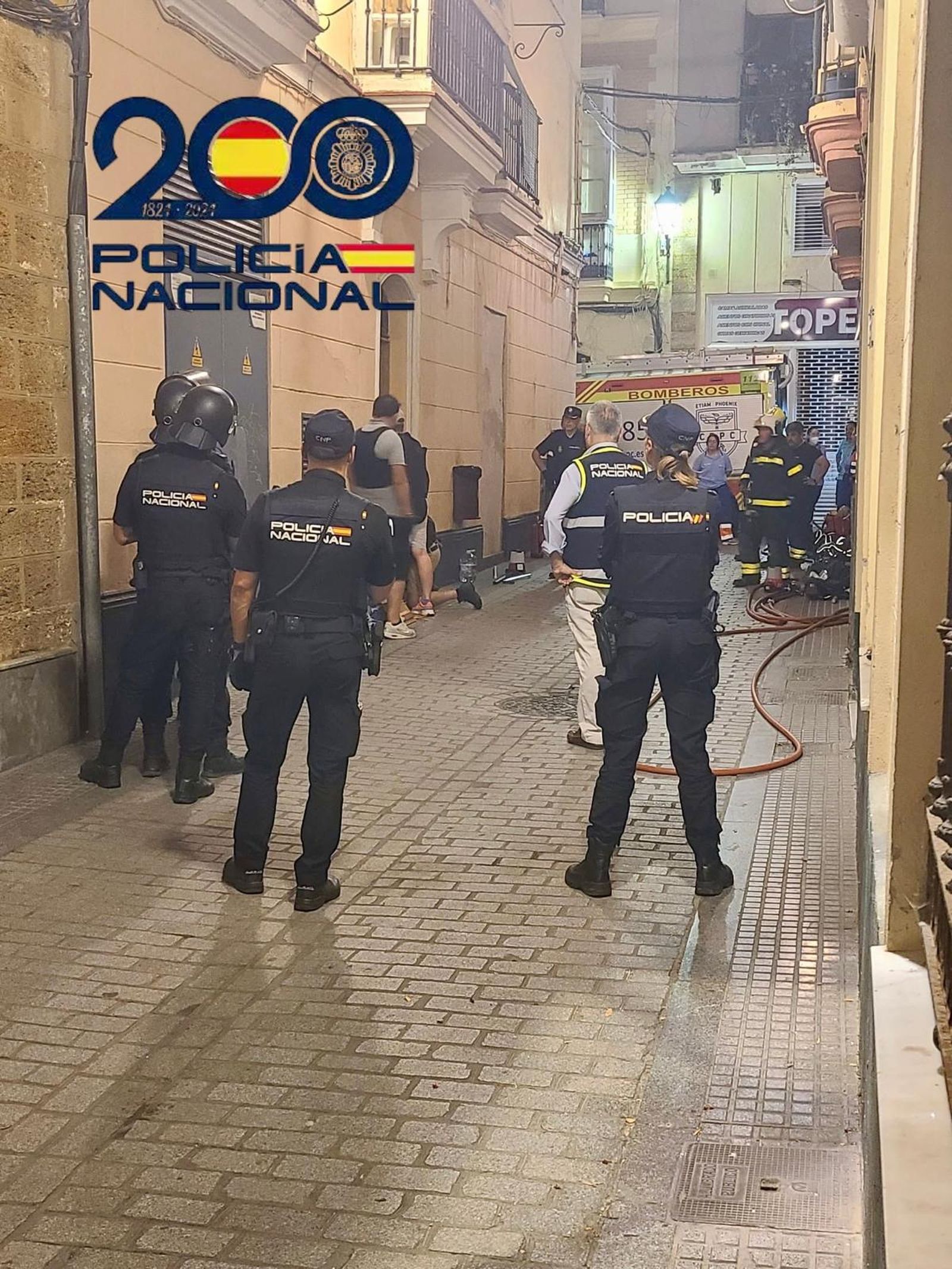 La Policía Nacional, Bomberos y servicios sanitarios en el portal de la calle Santa Inés