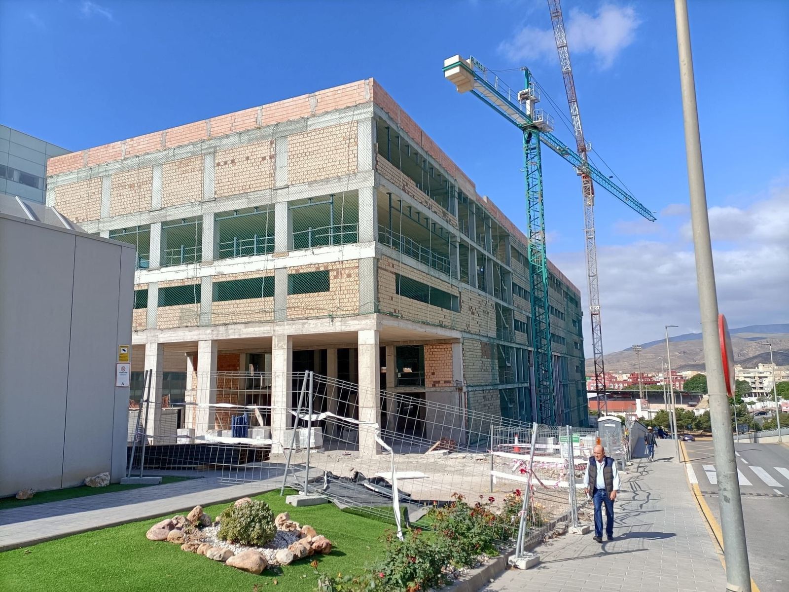 Obras del edificio de consultas externas del Hospital de Torrecádenas.