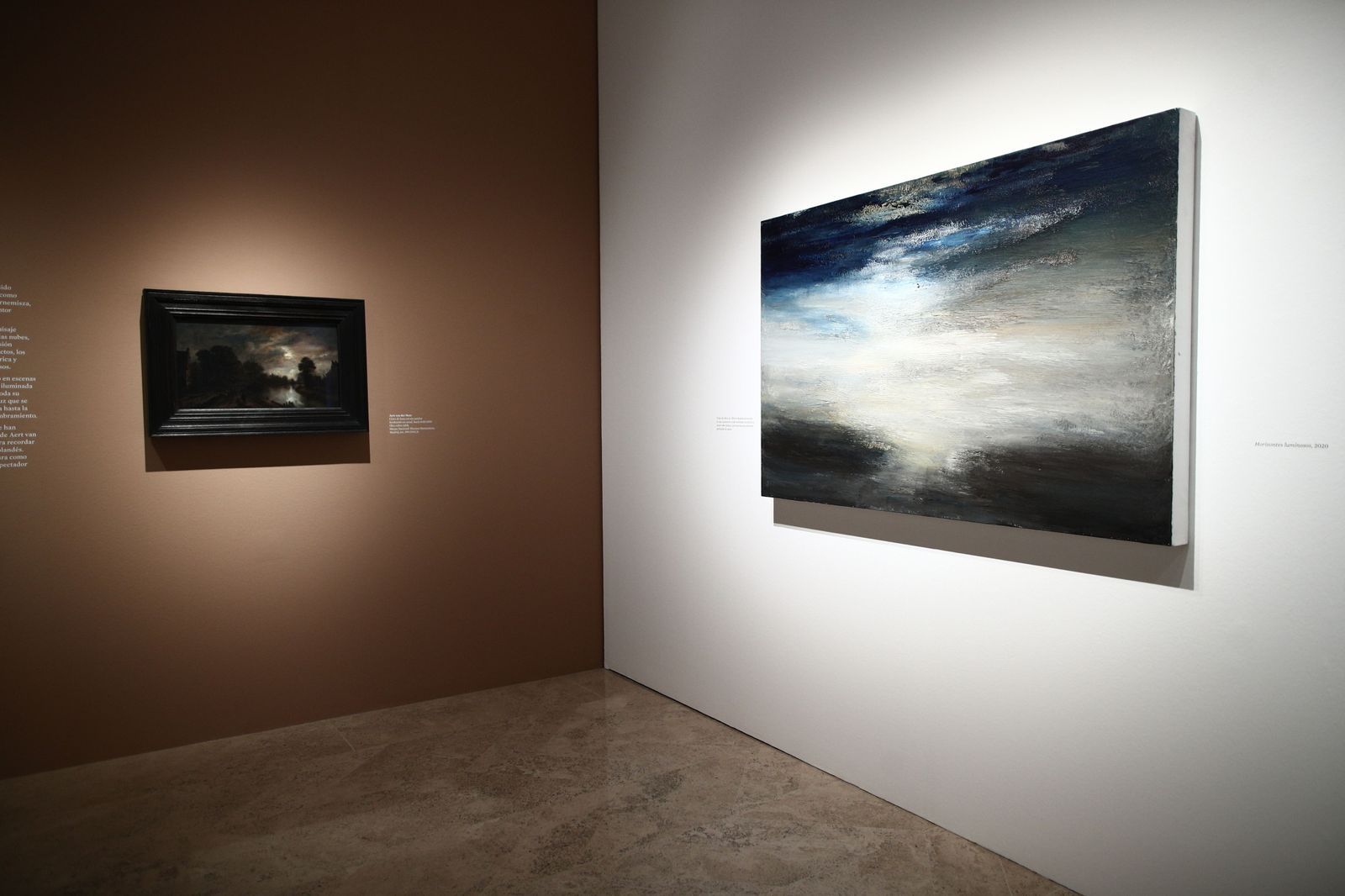 La obra de Van der Neer y, a su derecha, una abstracción de Reguera.