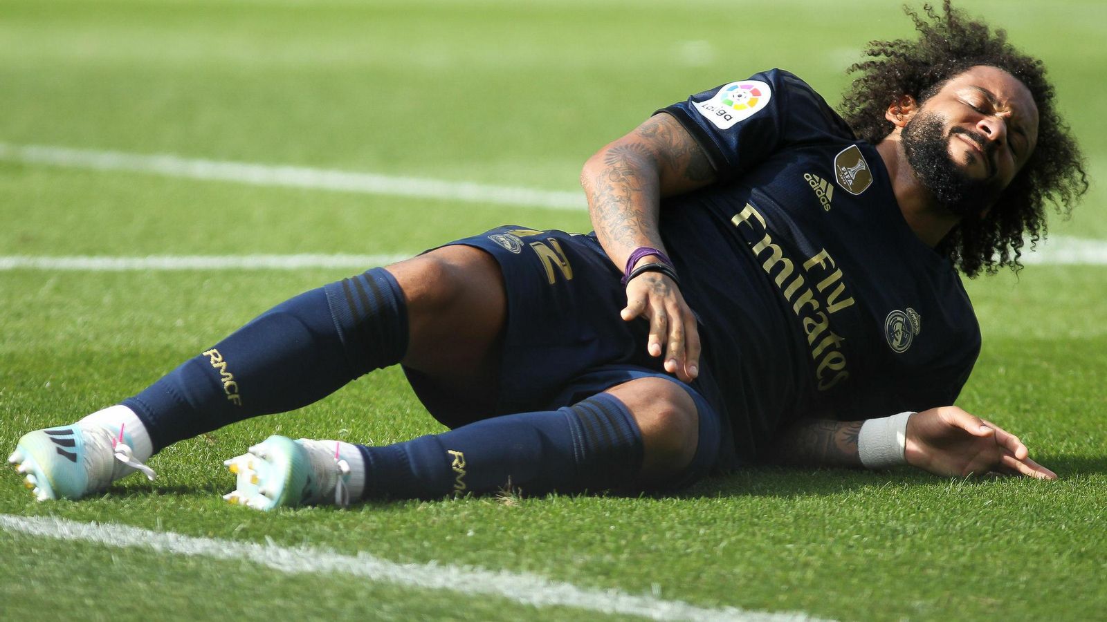 Marcelo se duele sobre el césped de Balaídos.