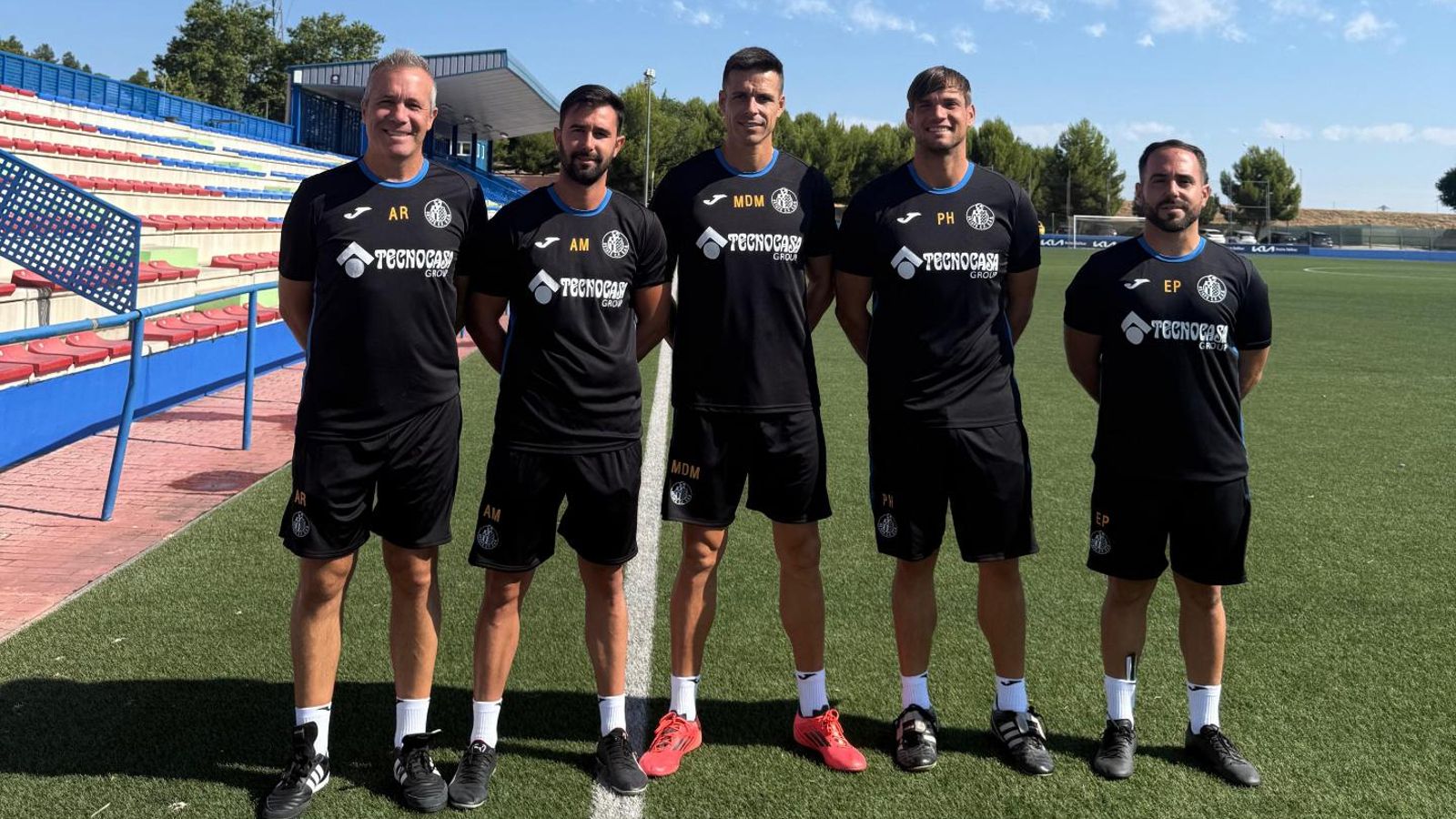 Cuerpo técnico del Getafe B, liderado por Manu del Moral, con el ejidense Pablo Hernández apareciendo el segundo en la imagen desde la derecha.