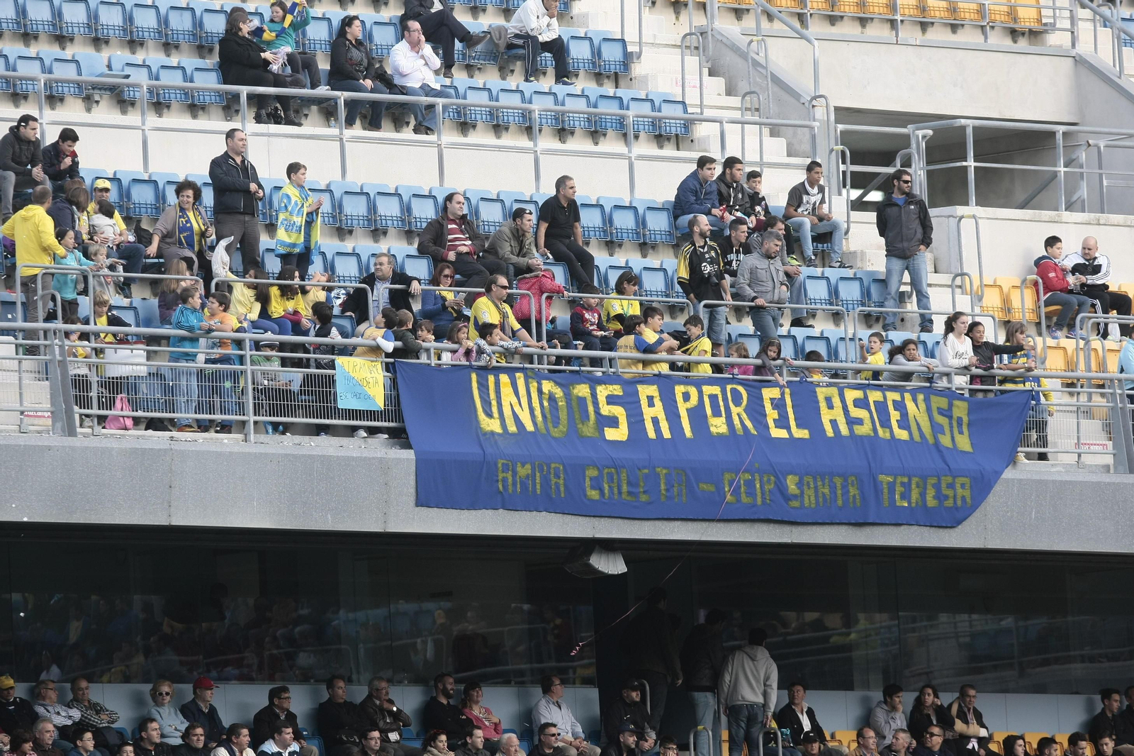 Una pancarta en el estadio Carranza que apela a la unidad del cadismo en busca del ascenso.