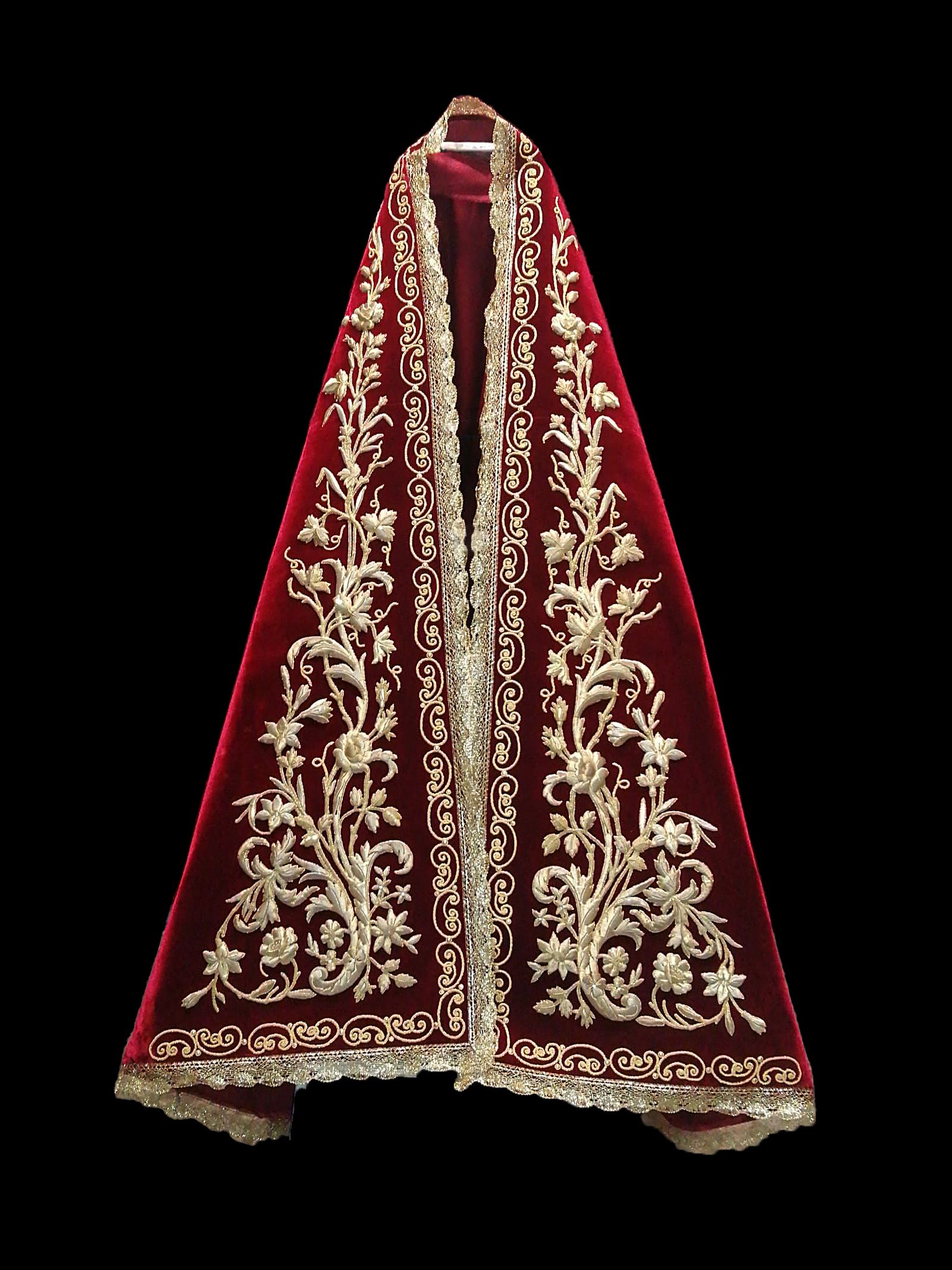 Manto diseñado y ejecutado en el taller de Ildefonso Jiménez.