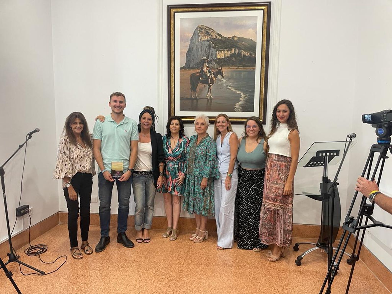Foto de familia de los autores en la biblioteca.