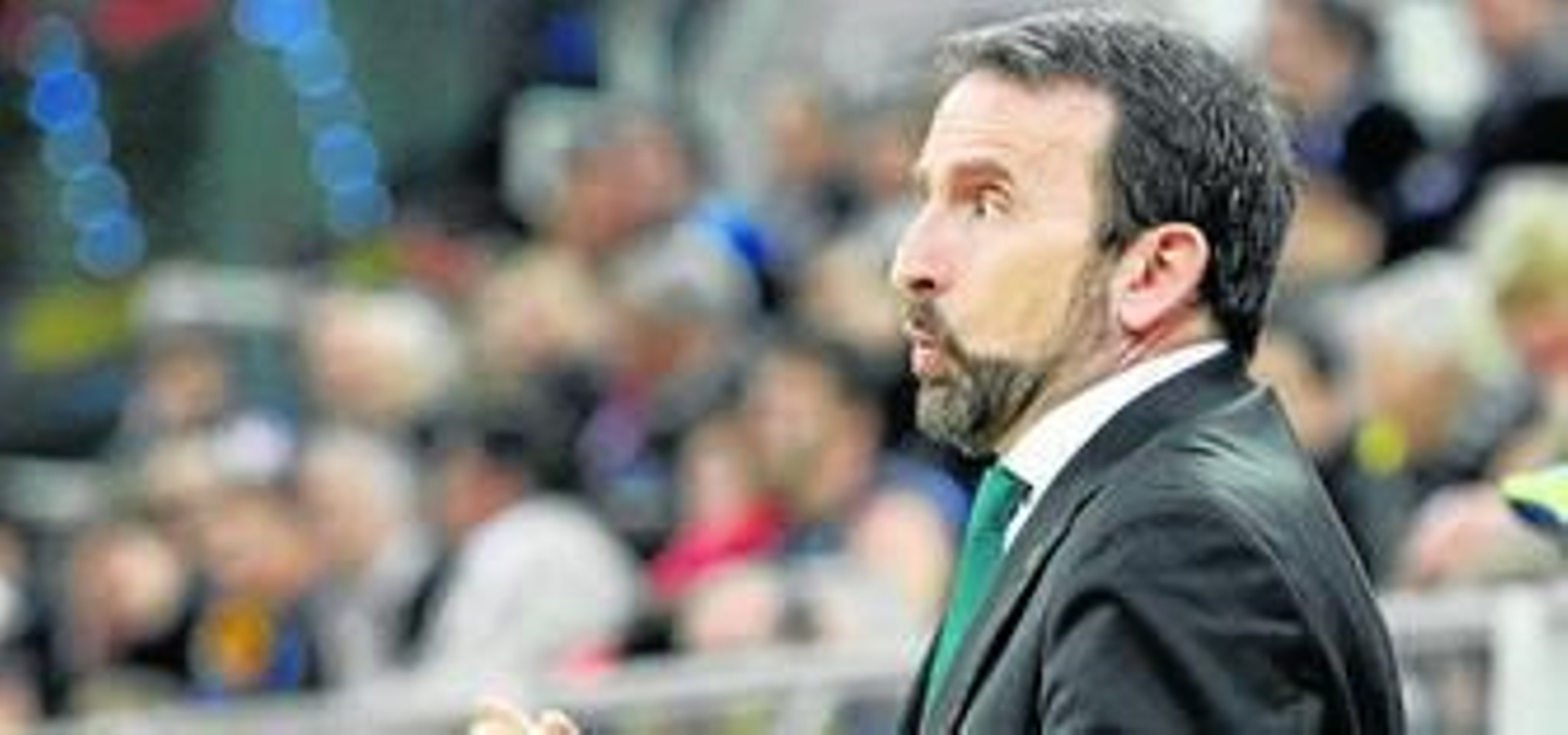 Joan Plaza gesticula hacia el parqué en el encuentro que su equipo logró vencer a Bilbao en los cuartos de final de Copa del Rey.