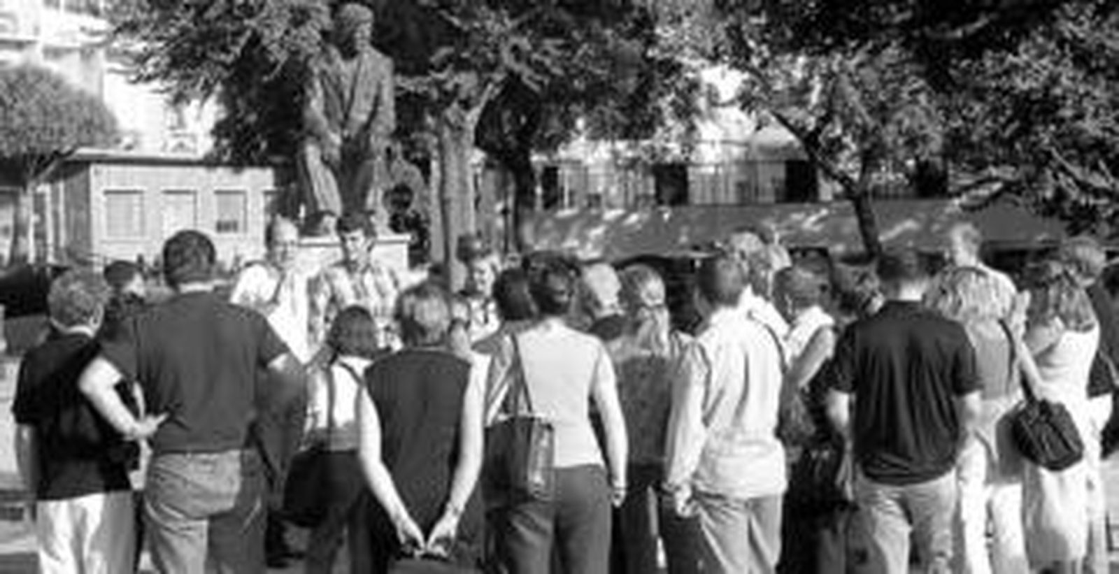 Una parada en el recorrido por la ciudad dentro de la Ruta Camarón de La Isla, junto a la estatua del cantaor isleño.
