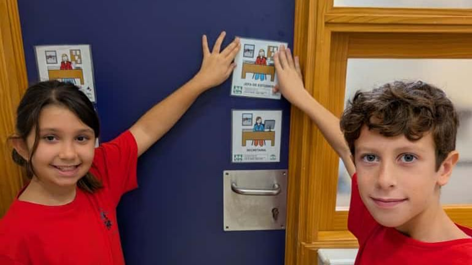 Dos alumnos del colegio Santiago, con un pictograma.