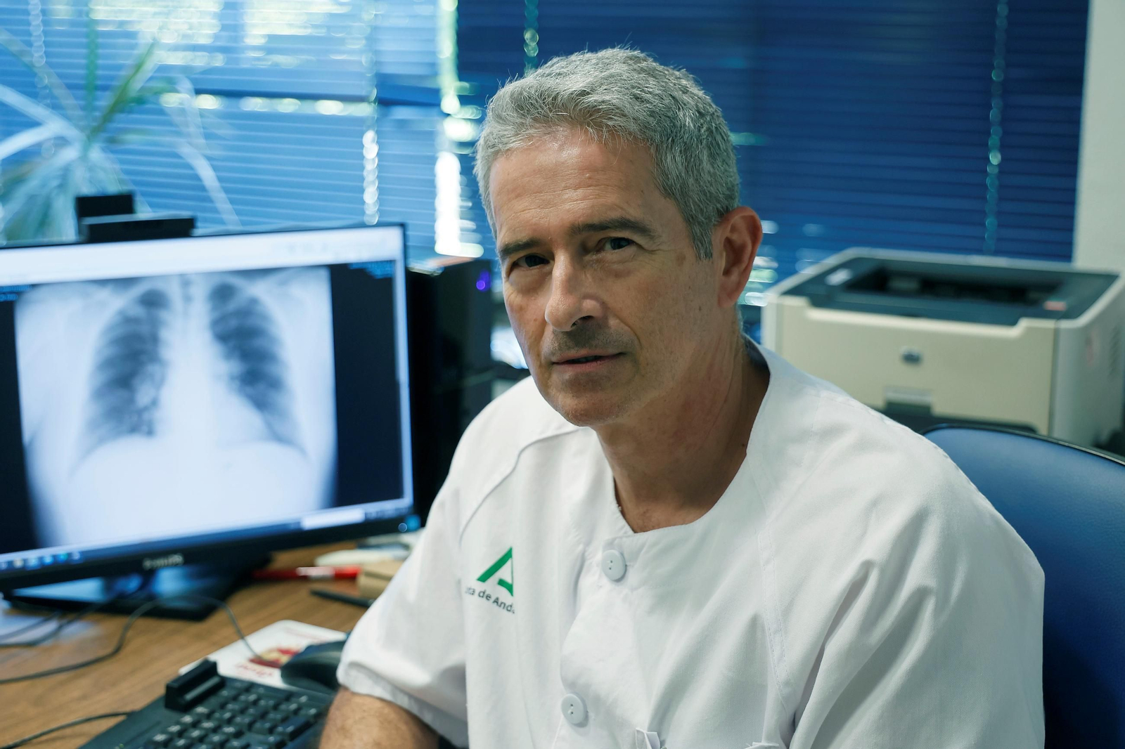 El neumólogo del Hospital Virgen del Rocío e investigador principal de los ensayos en el centro, José Antonio Rodríguez Portal.