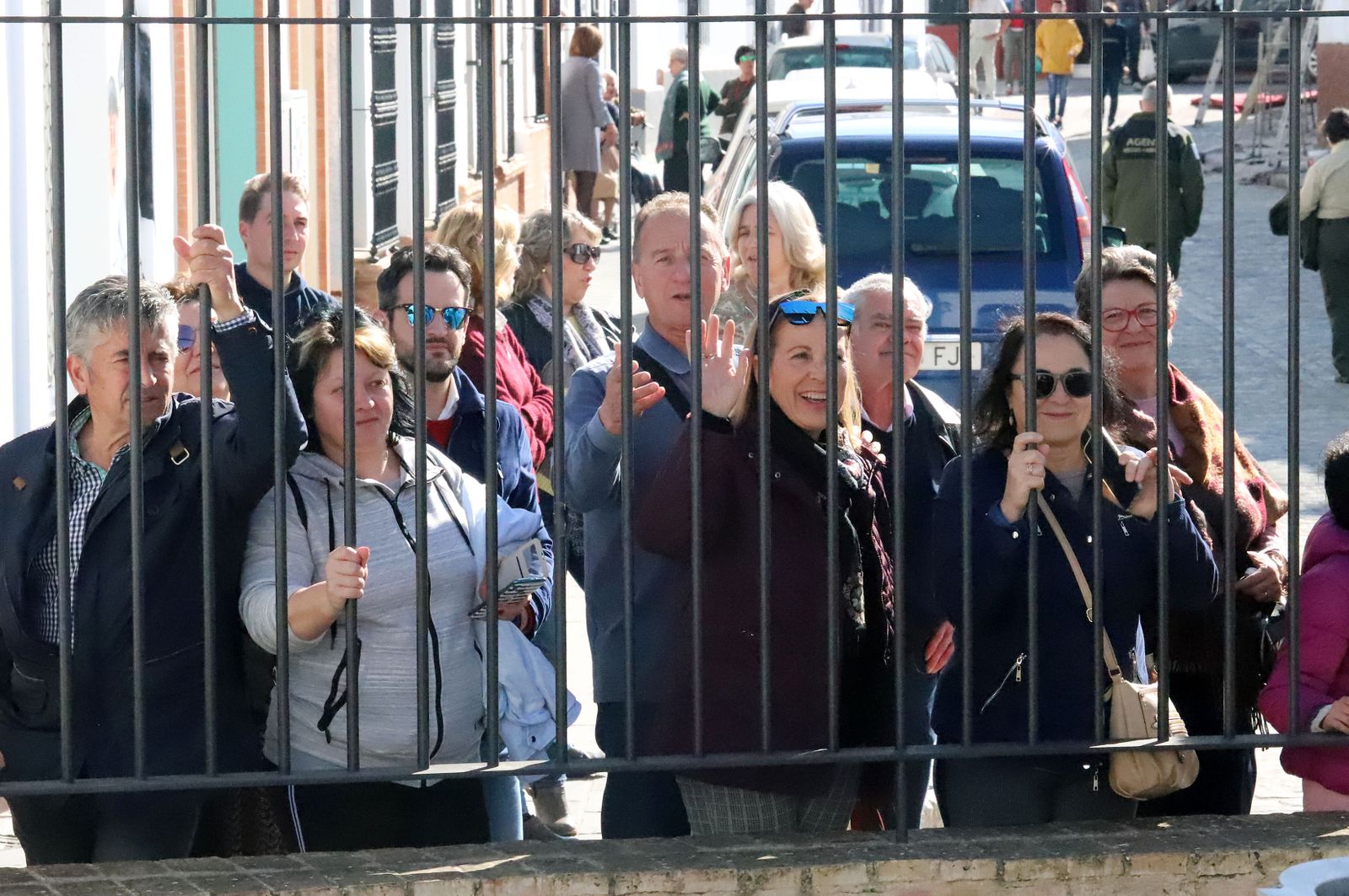 Imágenes de Don Felipe y Doña Letizia arropados por el cariño de los almonteños