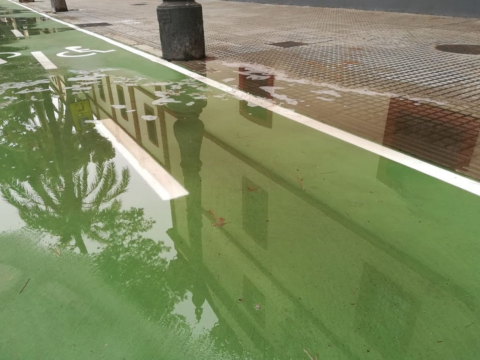 Un charco en un tramo de Doctor Gómez Ulla