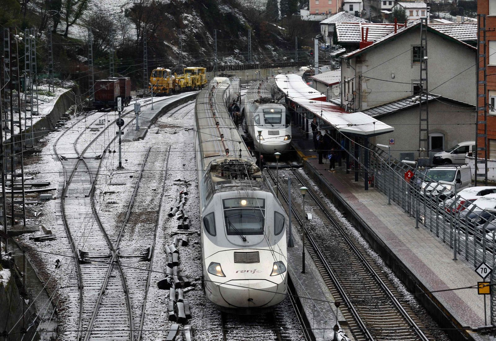 El temporal de nieve ha interrumpido el tráfico ferroviario entre Asturias y León.