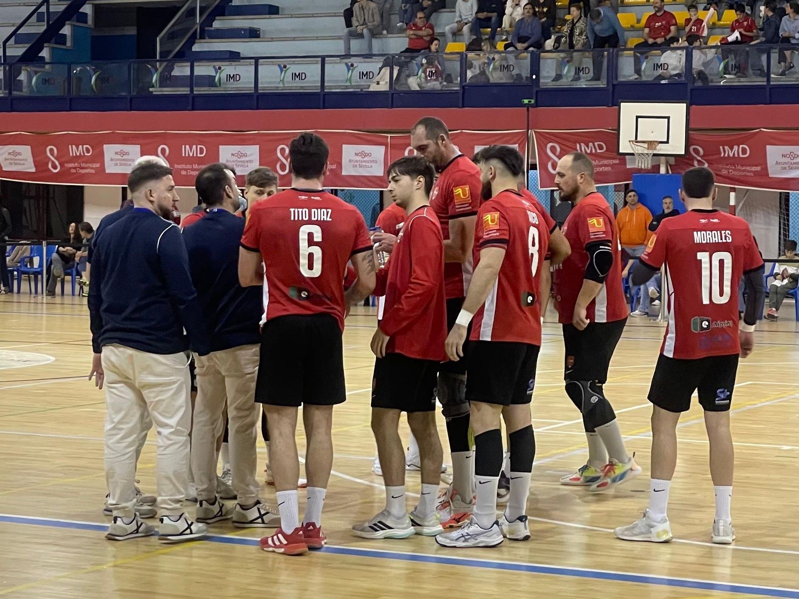 Víctor Montesinos se dirige a sus jugadores en un tiempo muerto.