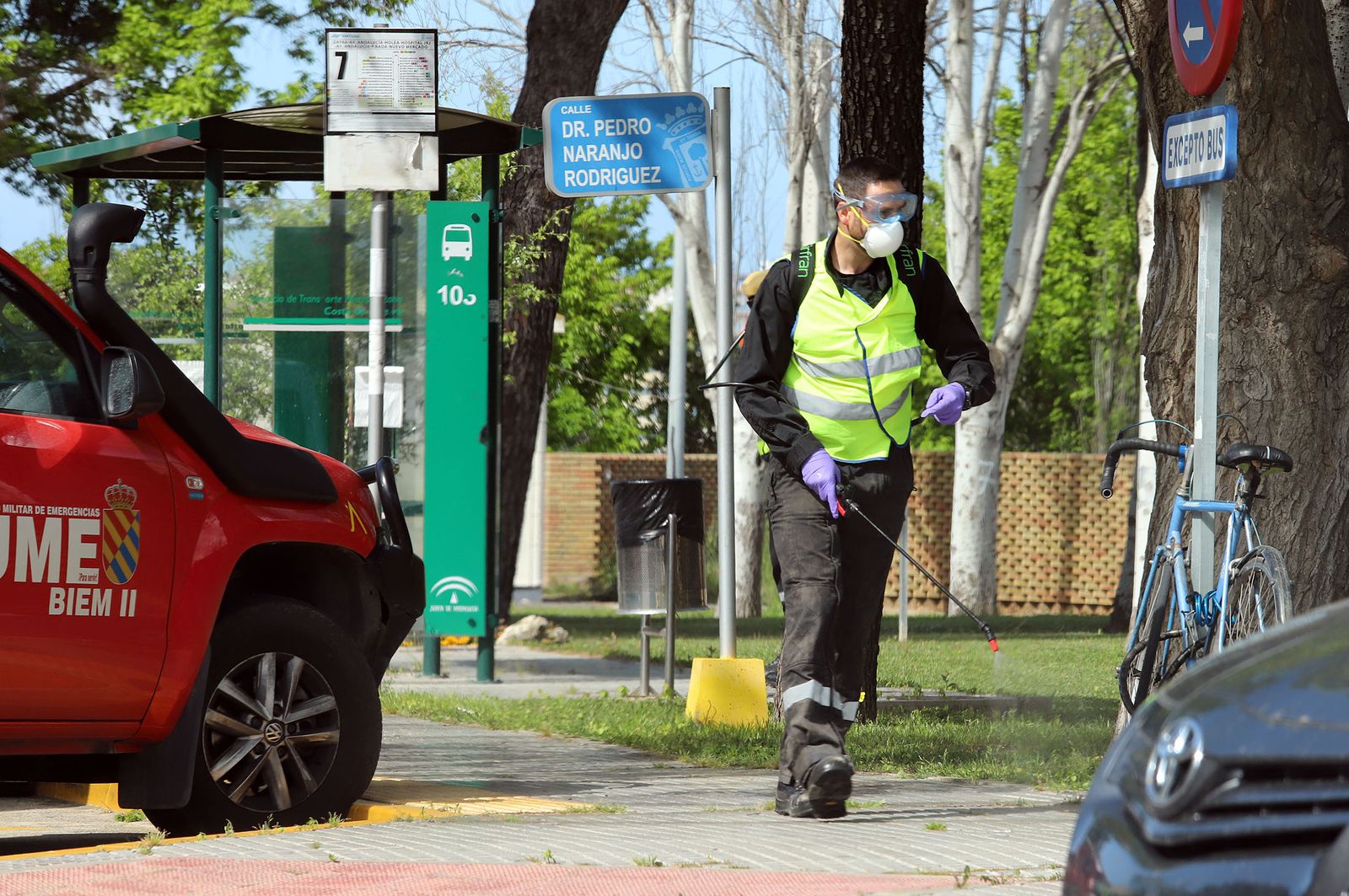 Imágenes de las tareas de desinfección de la UME en el Hospital Infanta Elena