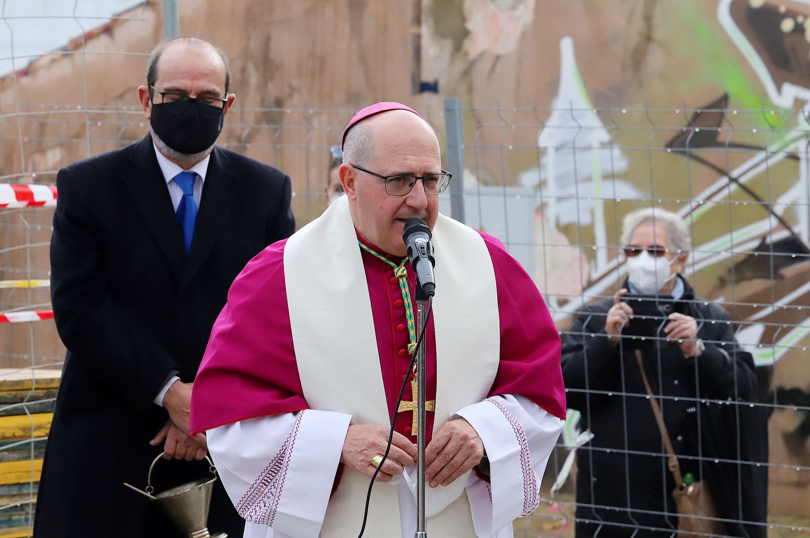 El Obispo de Huelva, Santiago Gómez, coloca la primera piedra de la nueva parroquia de Cristo Sacerdote, en imágenes