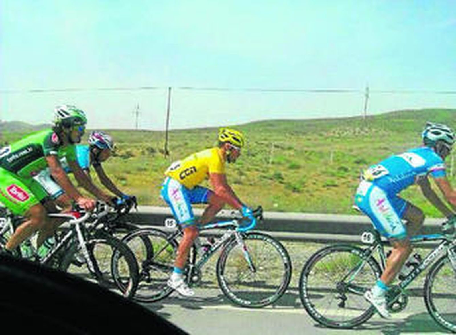 Abeja, en el centro, protegido por dos compañeros.