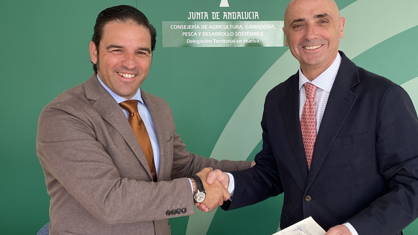 Firma del convenio de Colaboración entre Cepsa y la Delegación de Medio Ambiente