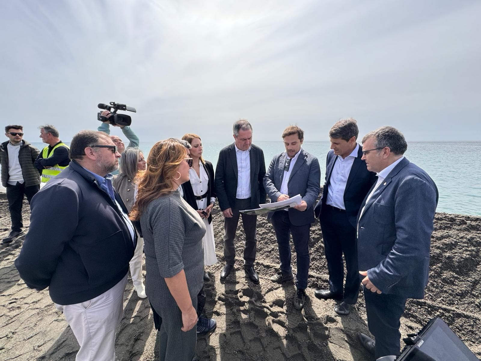 El Gobierno defiende el compromiso con el espigón de Playa Granada y lamenta la "crítica soterrada" del PP