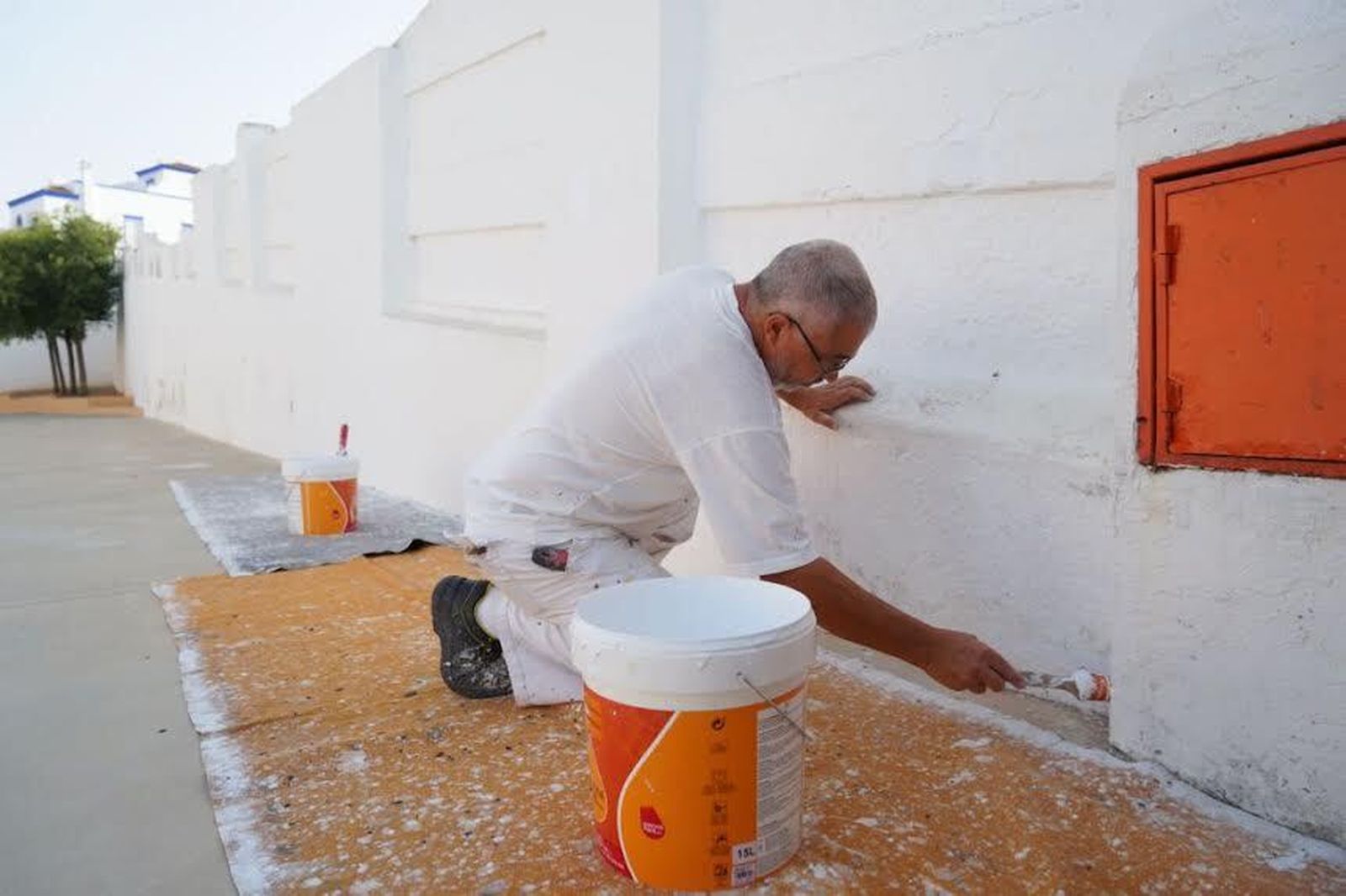 Trabajos de pintura en un centro escolar de Ayamonte