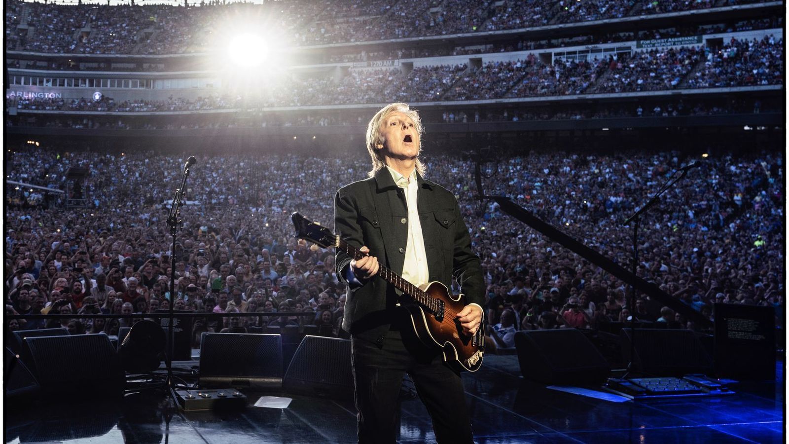 Paul McCartney (Liverpool, 1942), al bajo, en un reciente concierto de su gira 'Got Back'.