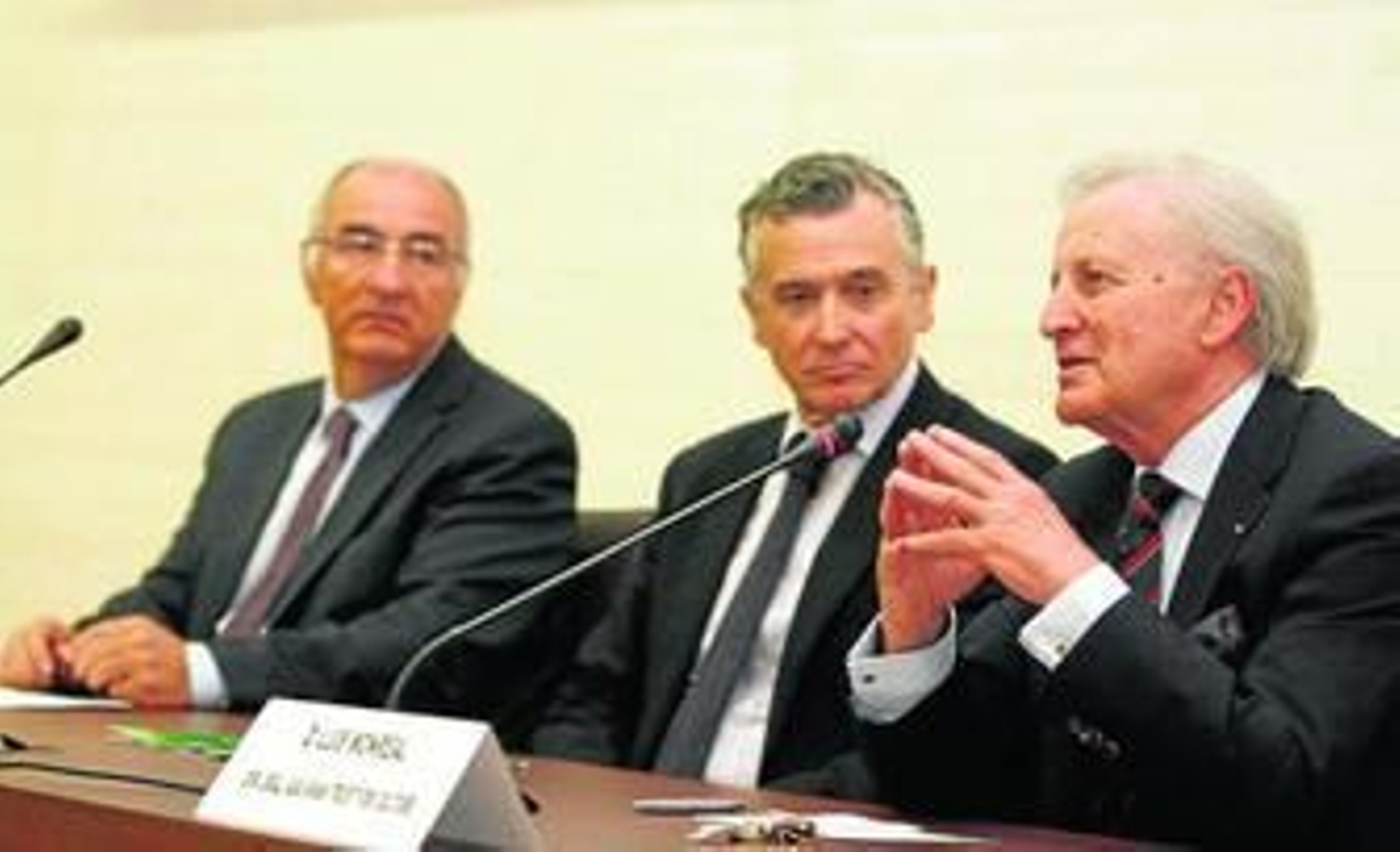 Antonio Vallejo y Paulino Plata escuchan a Luis Monreal, ayer, en el auditorio del museo de Medina Azahara.