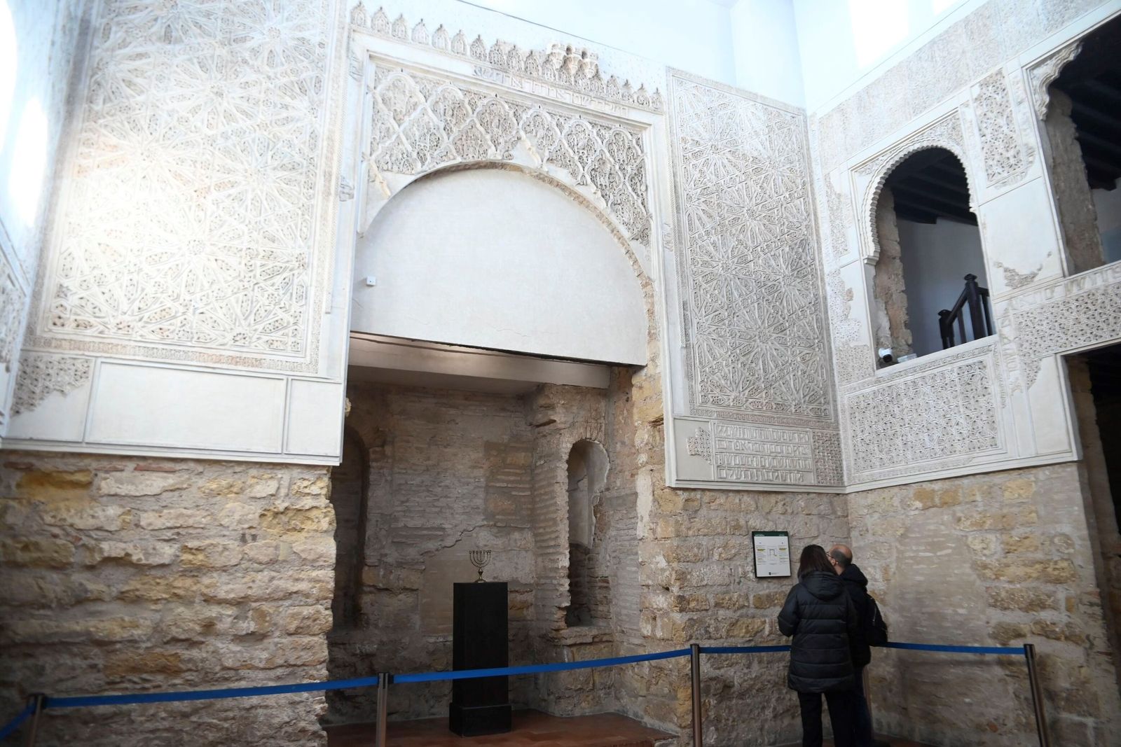 Turistas en el interior de la Sinagoga de Córdoba.