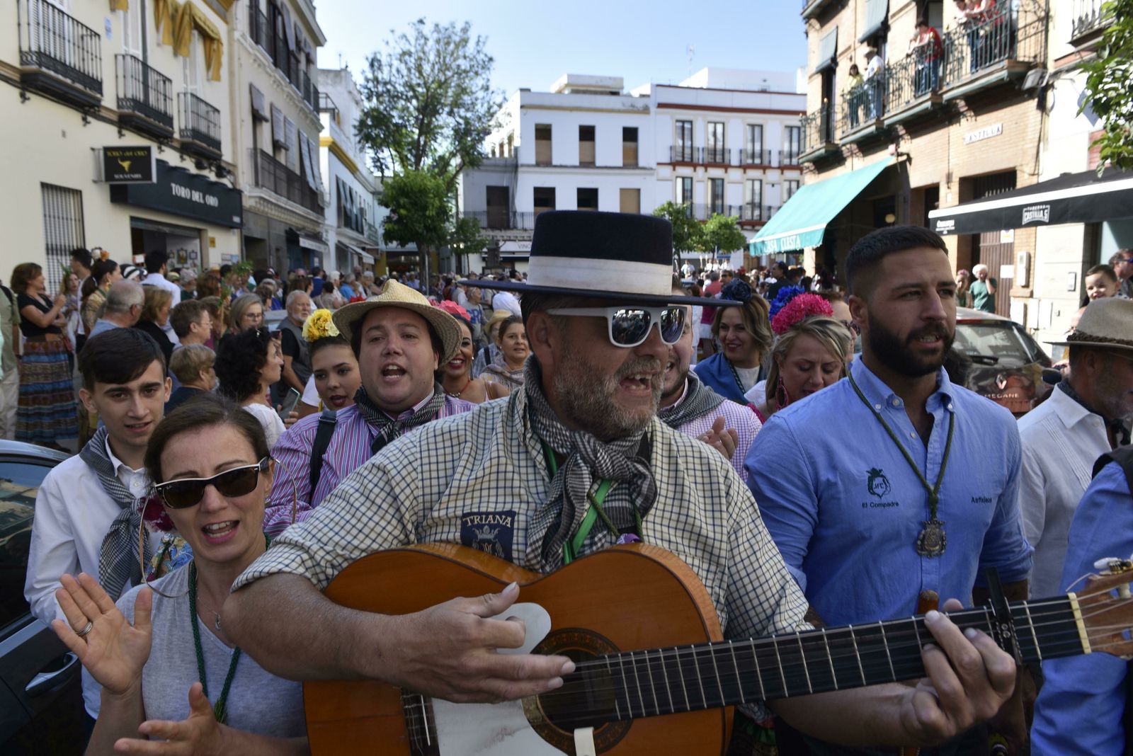 La salida de la Hermandad del Rocío de Triana, en imágenes
