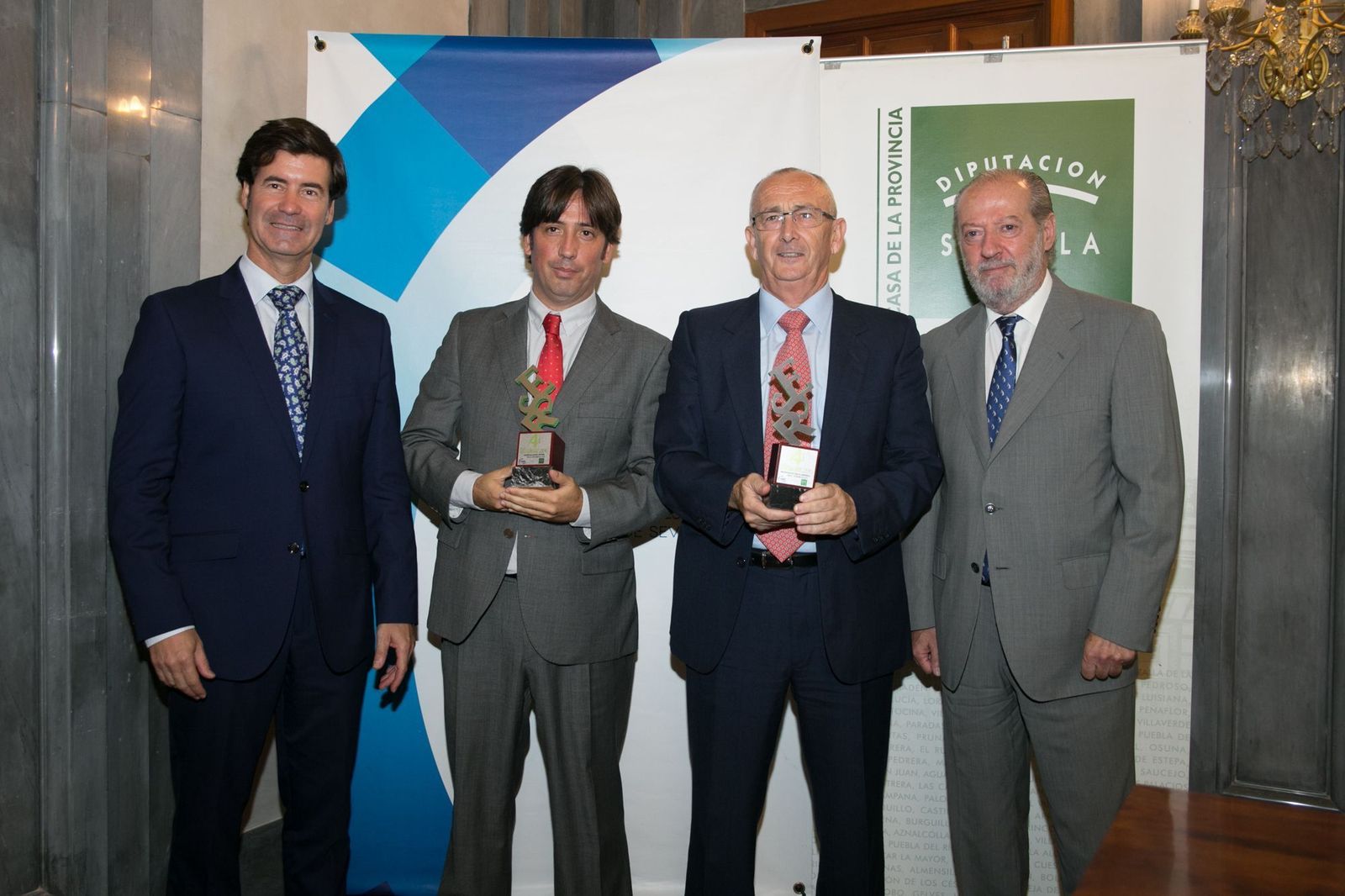 El presidente de la Diputación, en la entrega de premios de 2016, con los que se reconoció a Aljarafesa y a Gabitel S.L.