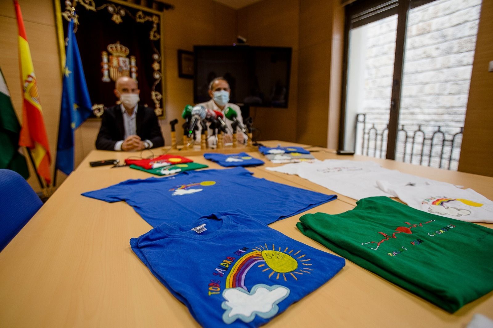 Presentación de las camisetas elaboradas por internos de Puerto II.