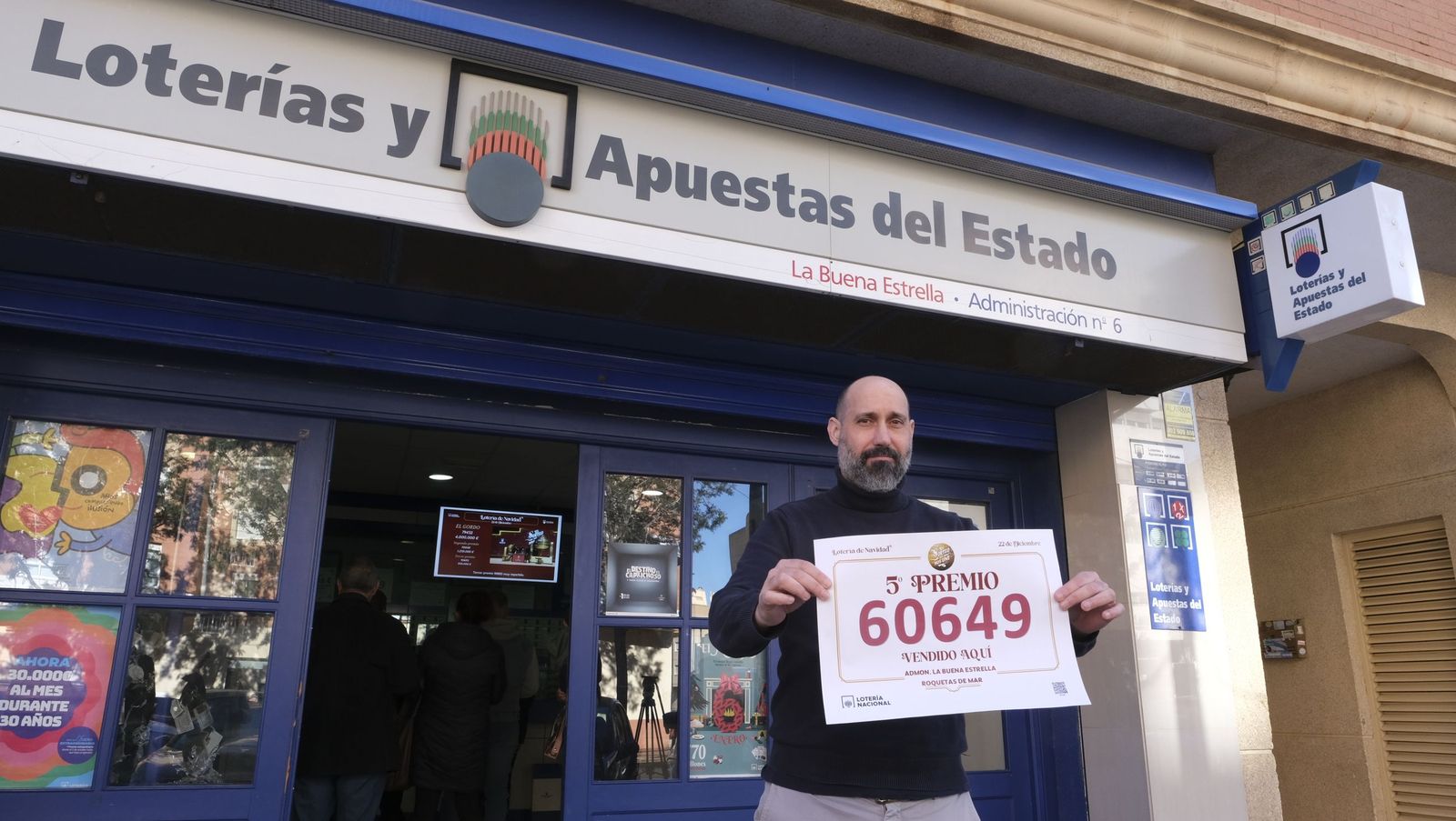La lluvia de millones de la Lotería de Navidad llega a Roquetas, Las Norias, Las Cabañuelas y a Almería, en fotos