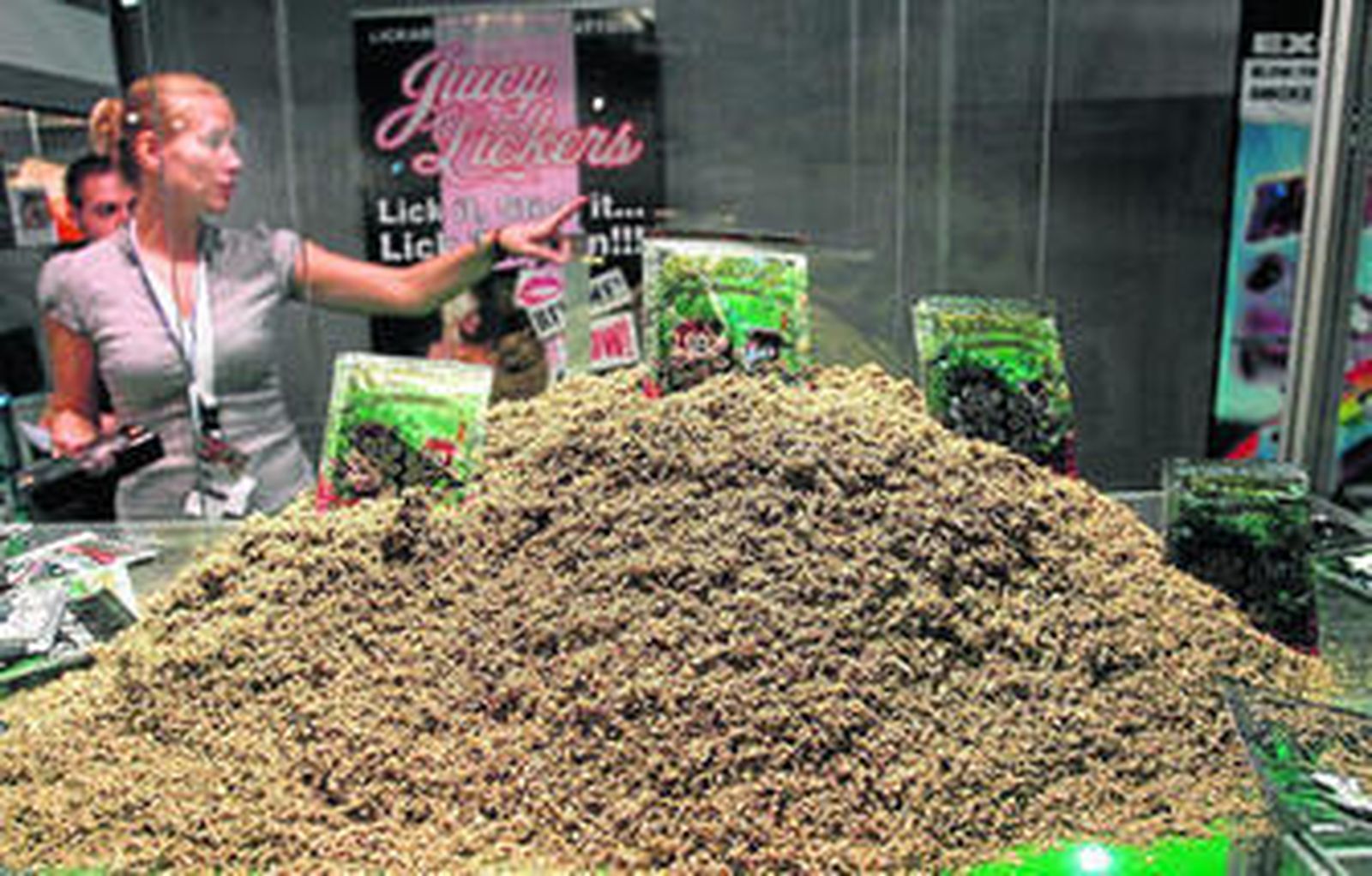 Un expositor con cáñamo en la segunda edición de la feria Expocannabis Sur.