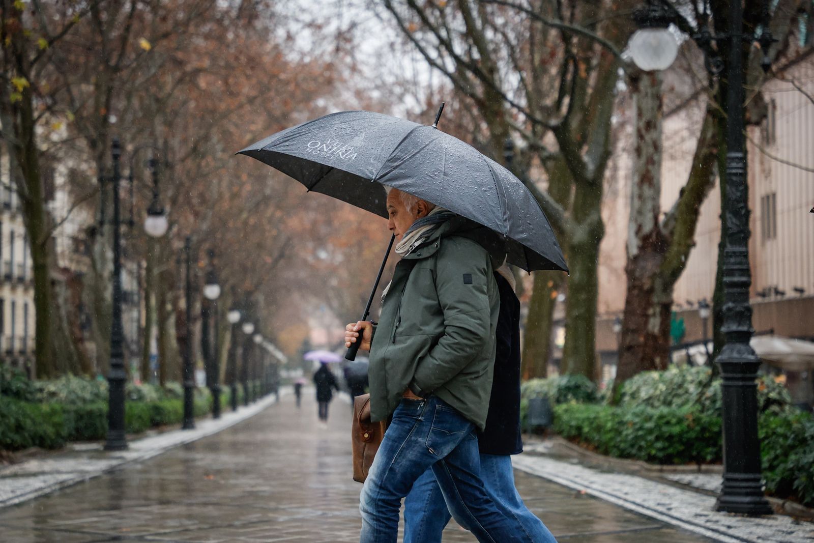 Dos personas se protegen de la lluvia en Grana