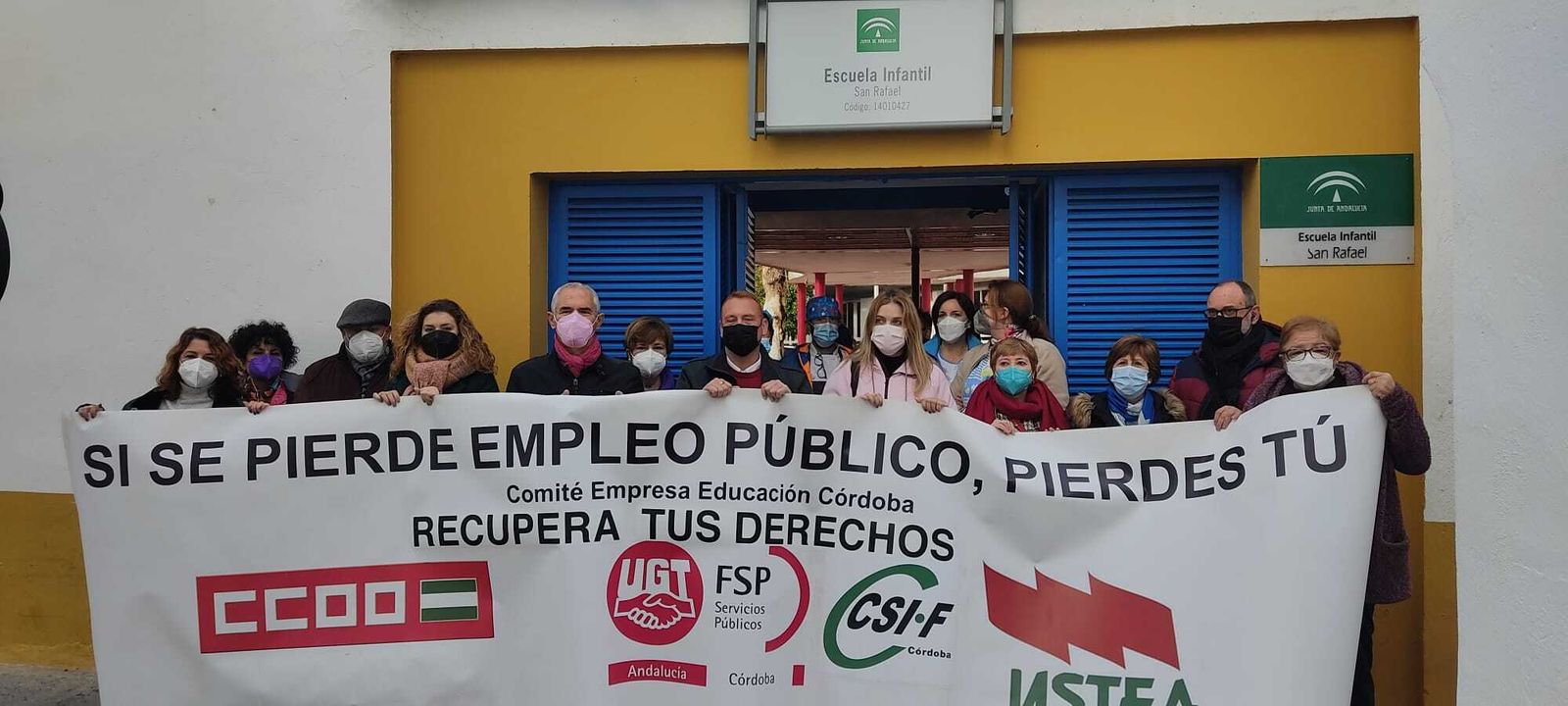 Concentración de profesionales de la educación pública ante la Escuela Infantil San Rafael de Córdoba.