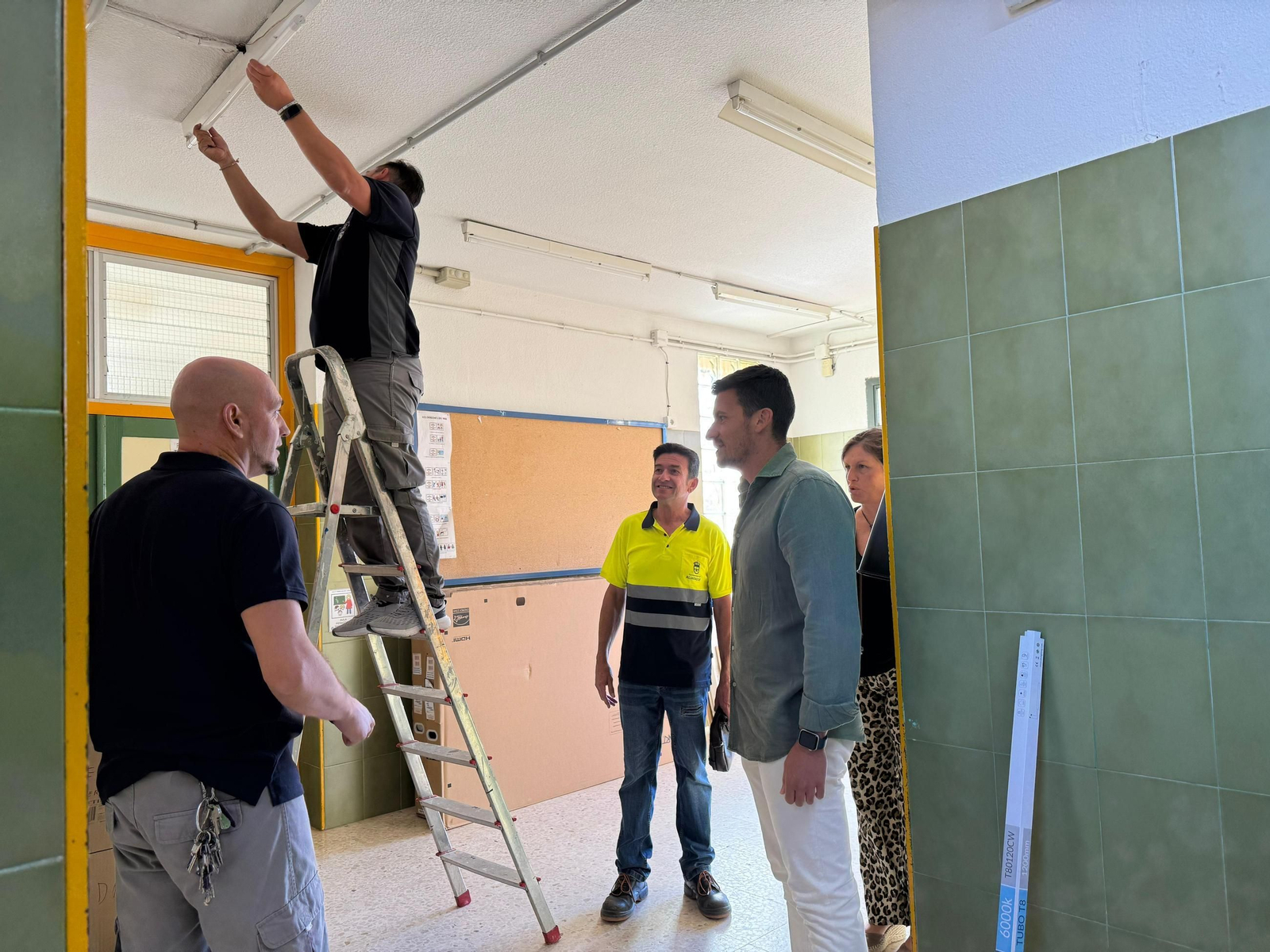 Adrián Cano visita los colegios del municipio.