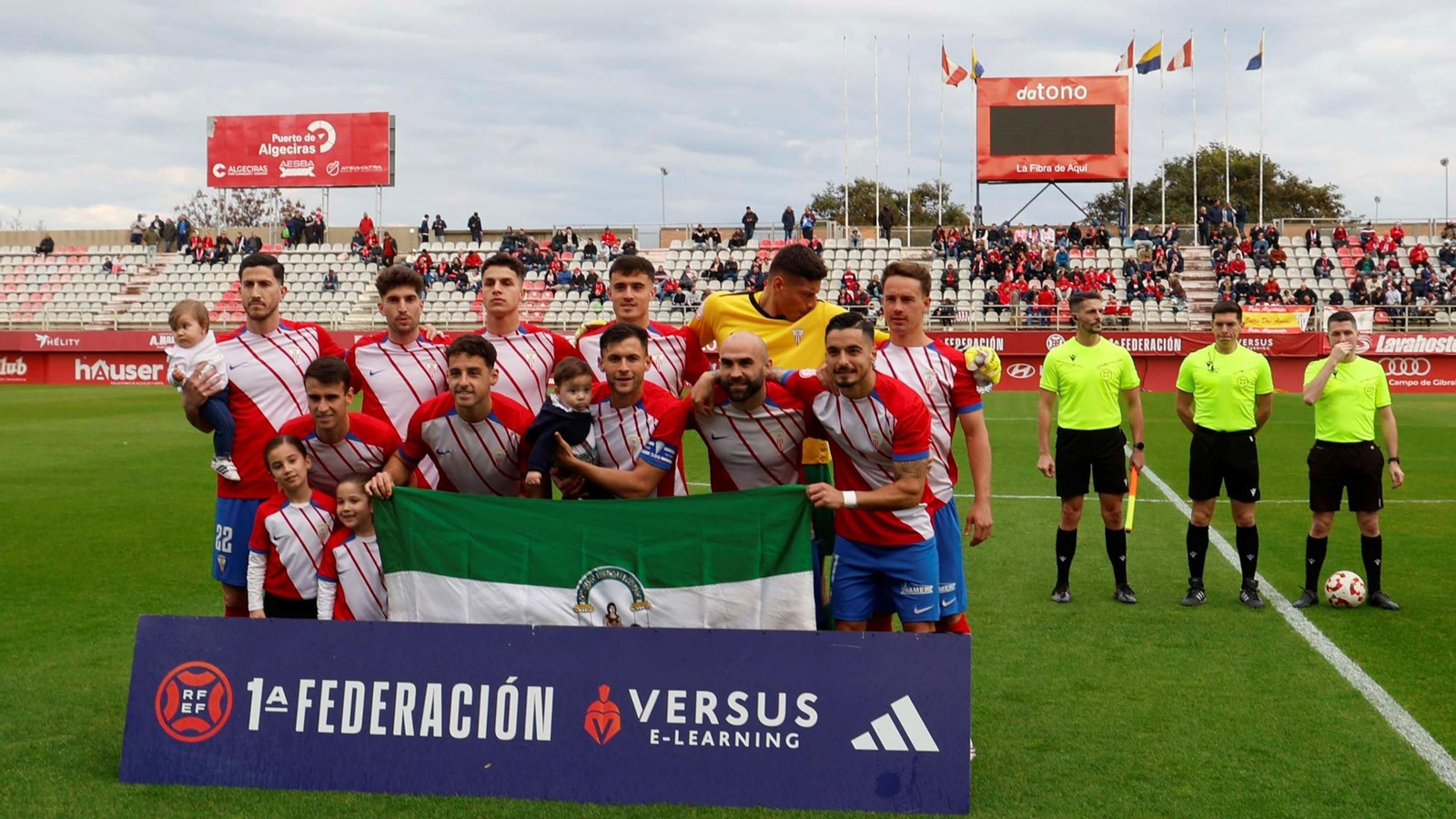 El once del Algeciras, con el videomarcador apago detrás. El once del Algeciras, con el videomarcador apago detrás.