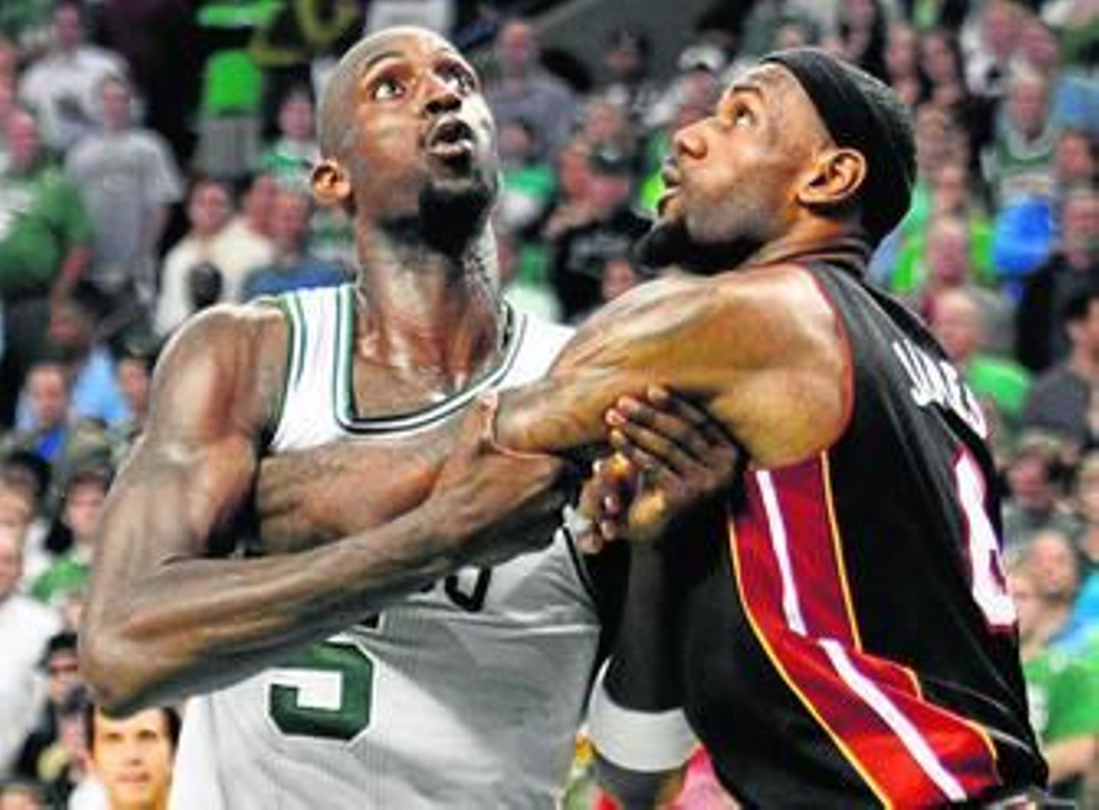 Garnett y LeBron James luchan por un rebote.