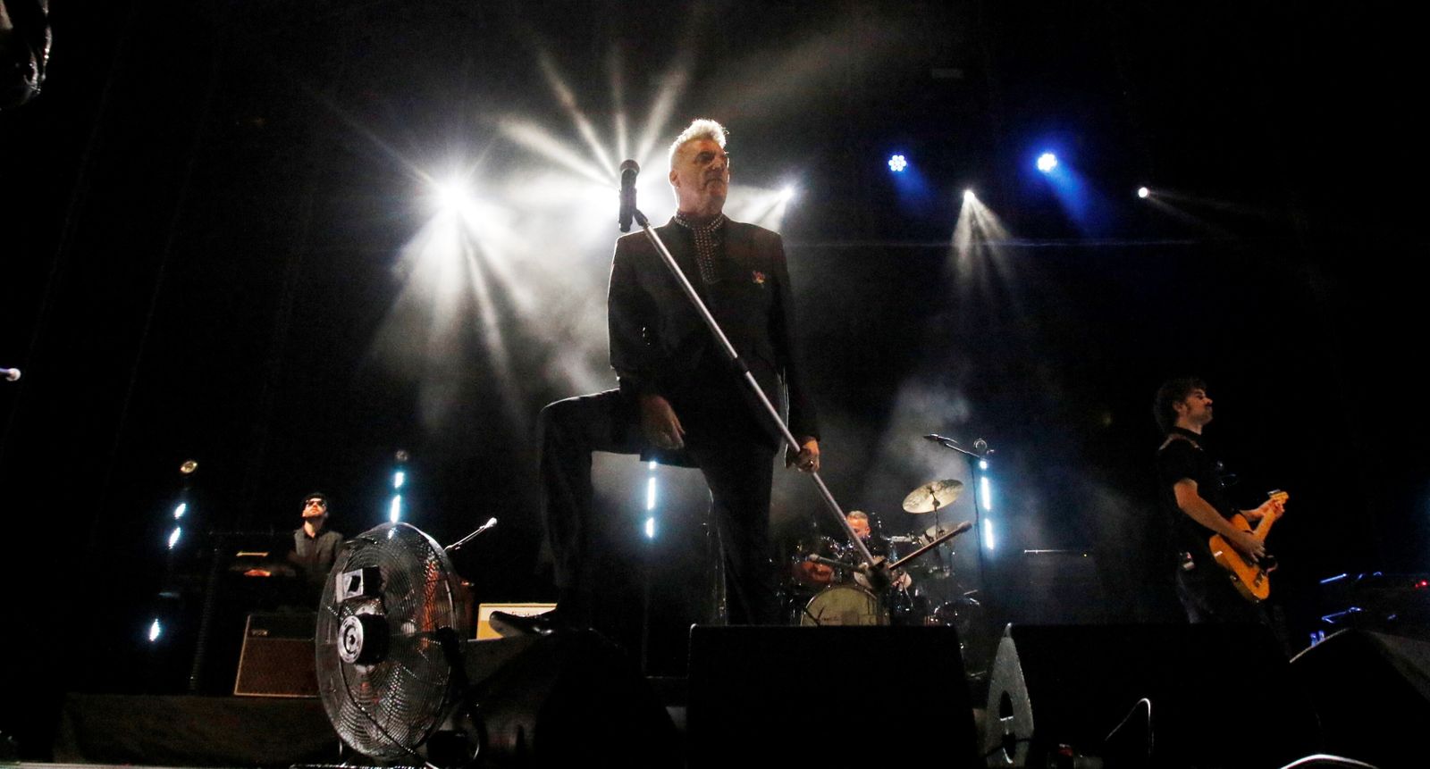 Loquillo, en un momento de su concierto en el Teatro de la Axerquía de Córdoba.