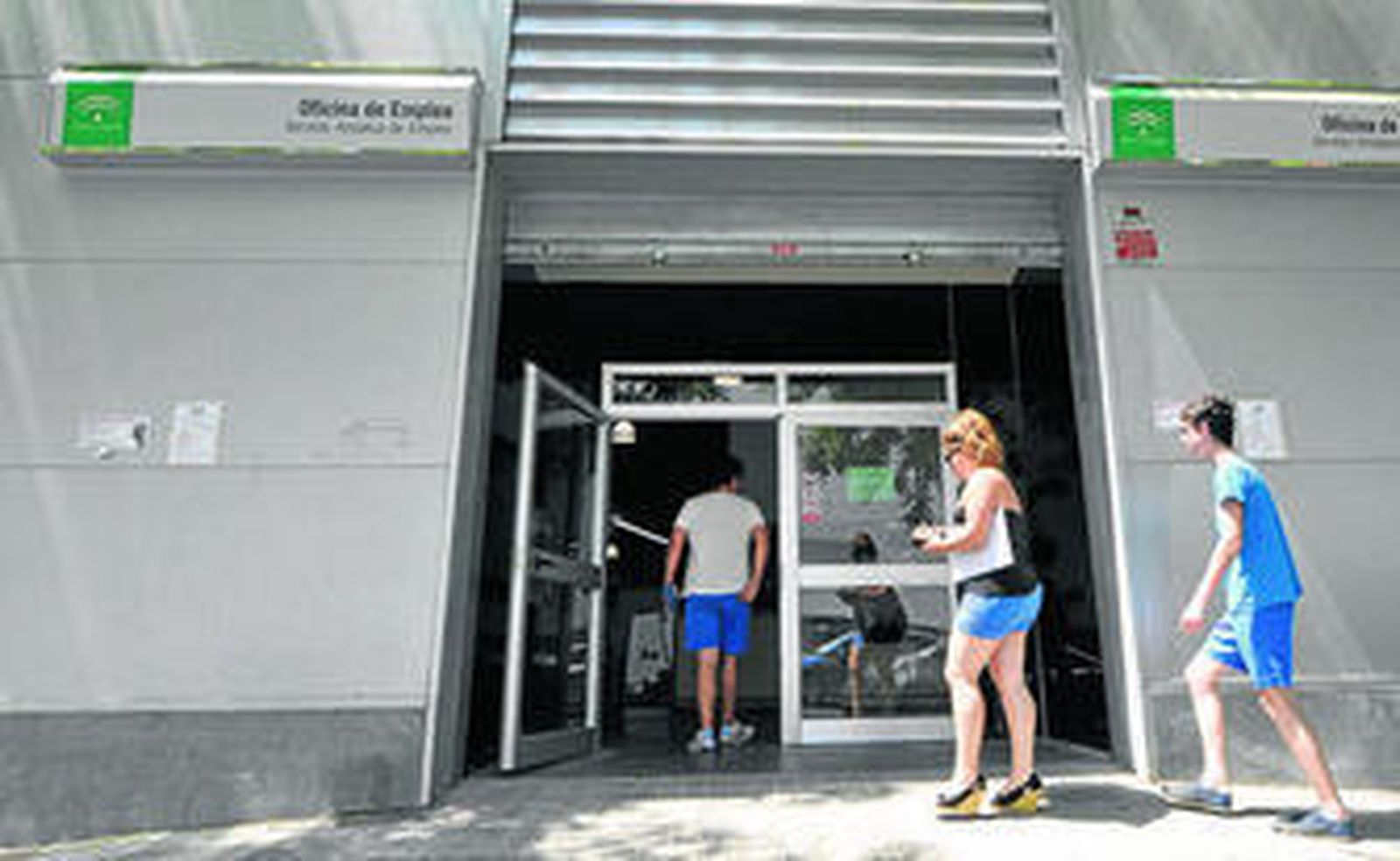 Varias personas acceden a una oficina del Servicio Andaluz de Empleo (SAE) en Sevilla.