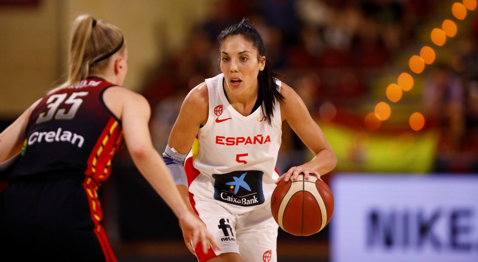Cristina Ouviña bota el balón en presencia de una jugadora de Bélgica.