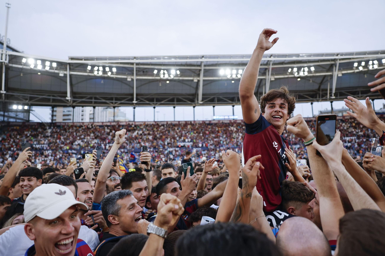Carlos Álvarez celebra el ascenso a Primera con la afición granota.