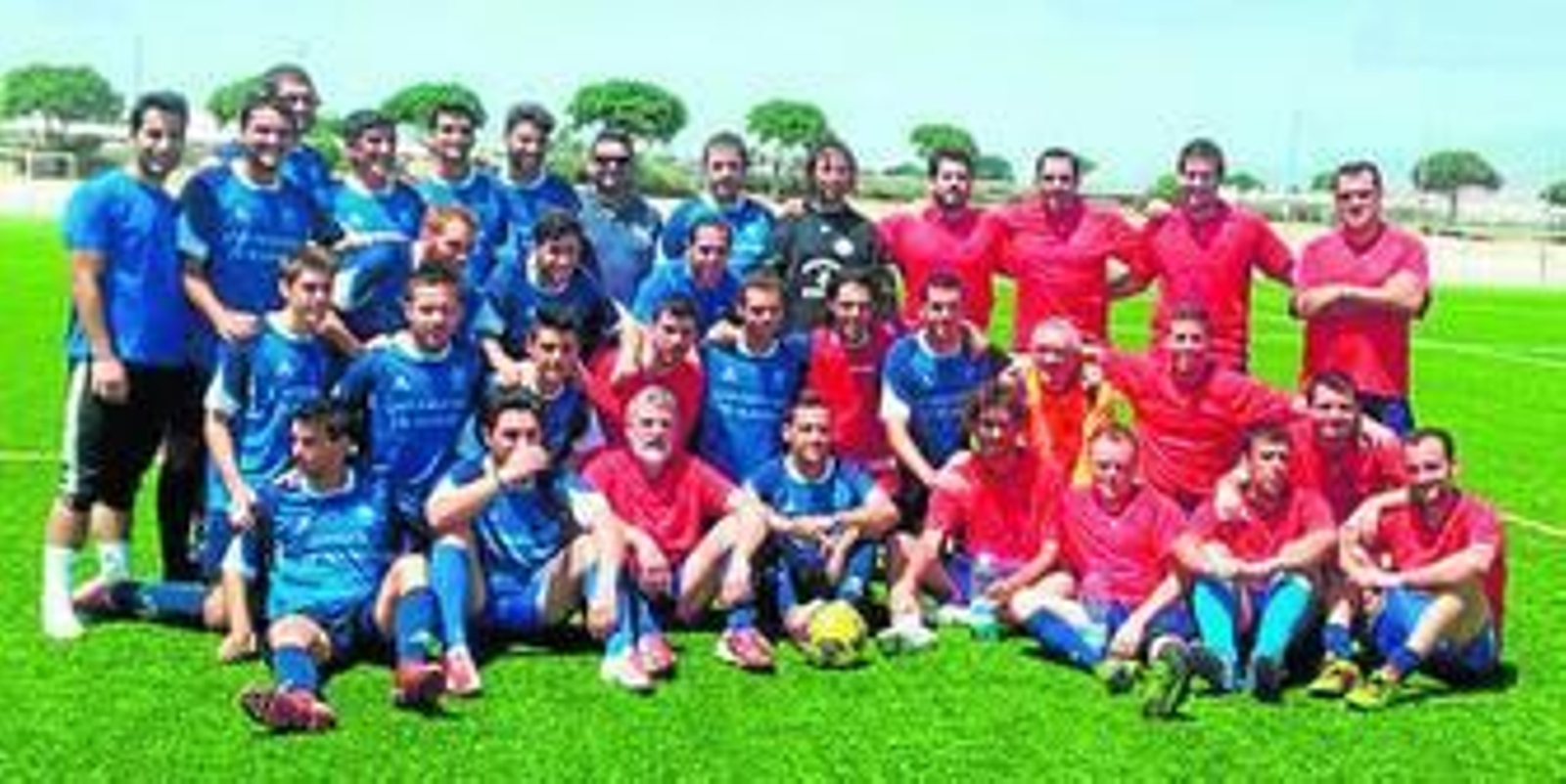Foto de familia de los universitario (izquierda) y los periodistas (derecha).