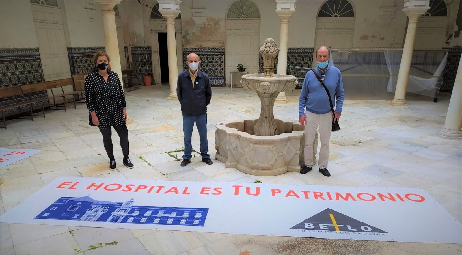Miembros de la junta directiva de Betilo, en el interior del antiguo Hospital Municipal.