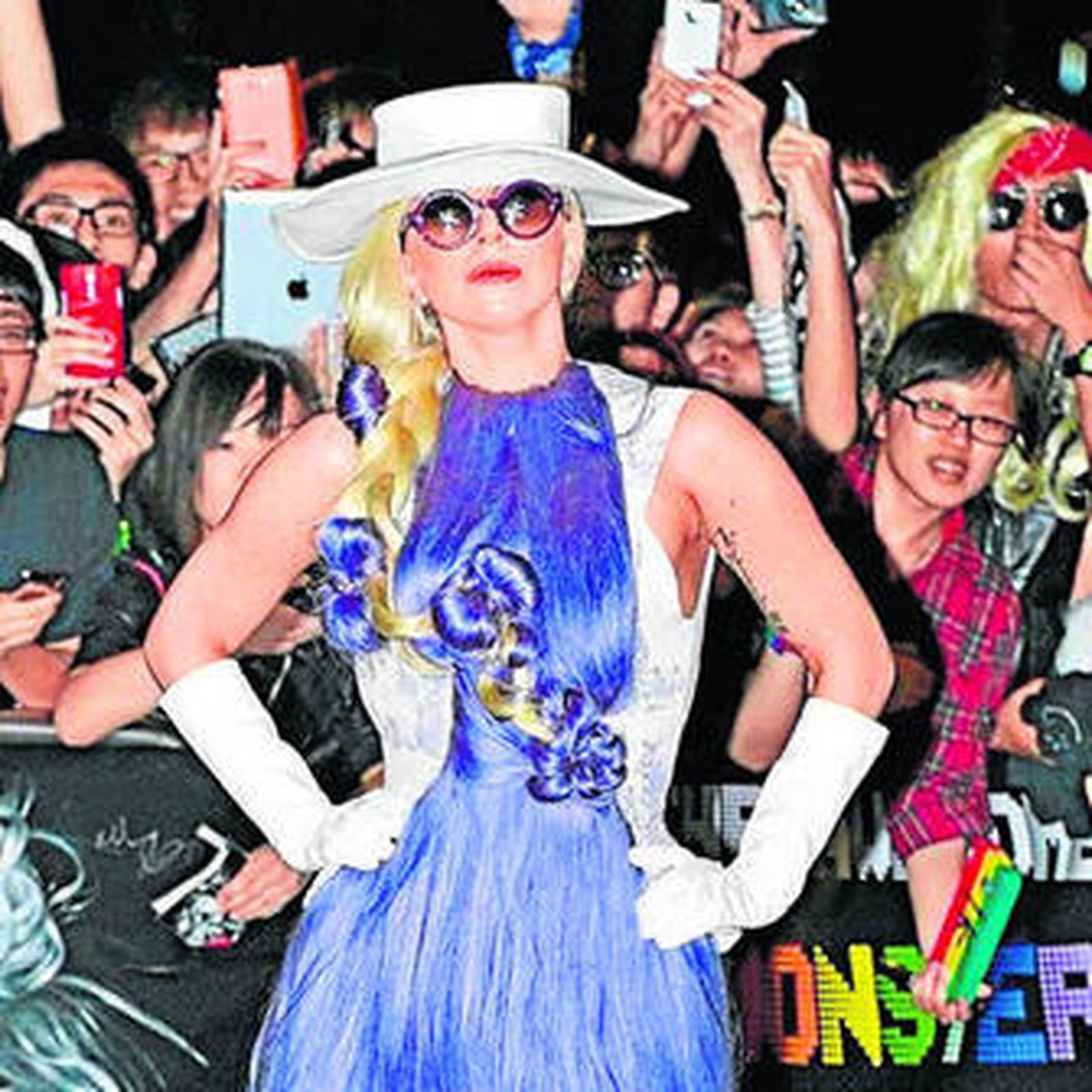 Lady Gaga y su 'vestido peludo' dejan atónitos a los japoneses