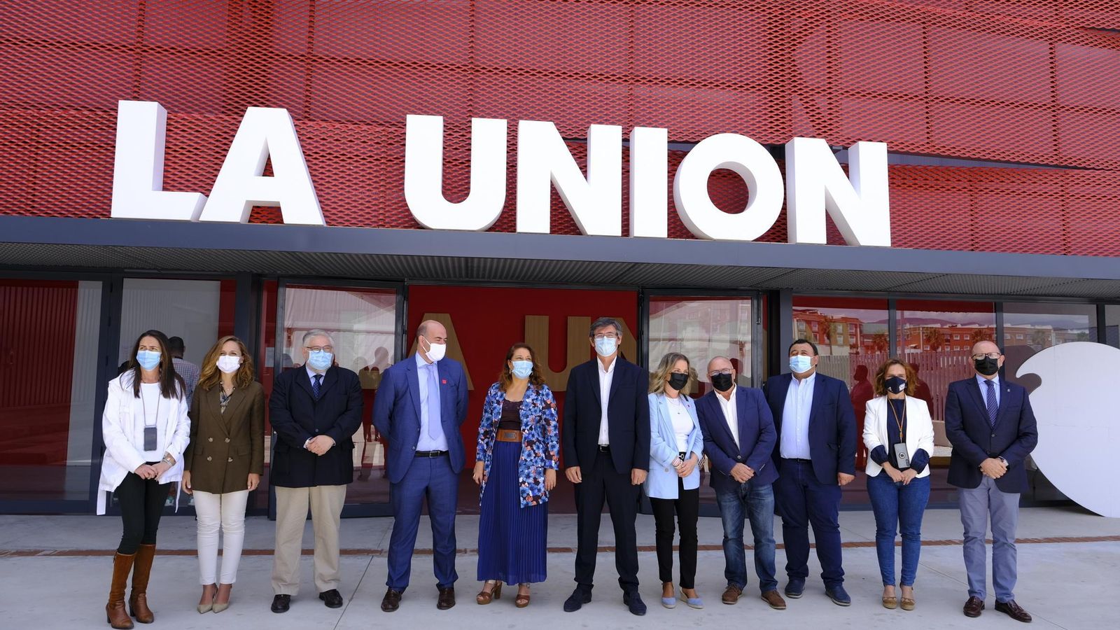 La consejera Carmen Crespo en el centro junto a responsables de La Unión y otros representantes institucionales de Almería en la inauguración de la planta en Adra