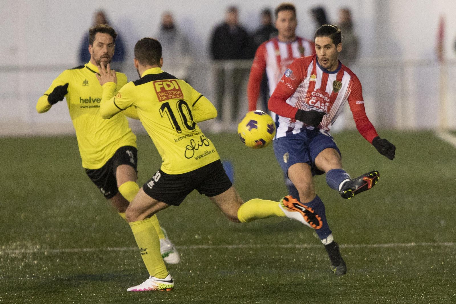 El Arenas de Armilla prueba un centro al área.