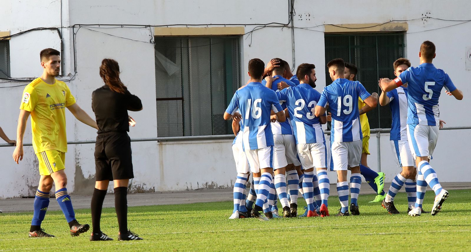 Los jugadores del Jerez Industrial celebran el 1-0 de Juan Rosillo.