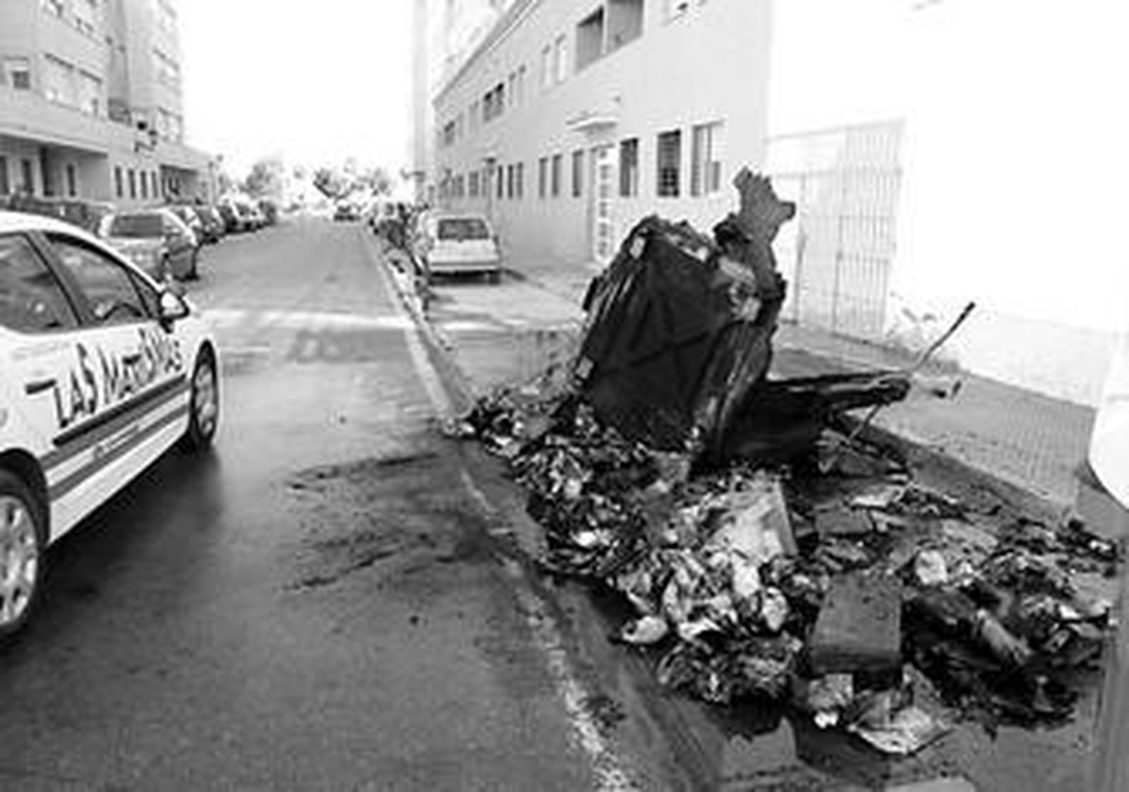 Estado del contenedor de papel tras el incendio.
