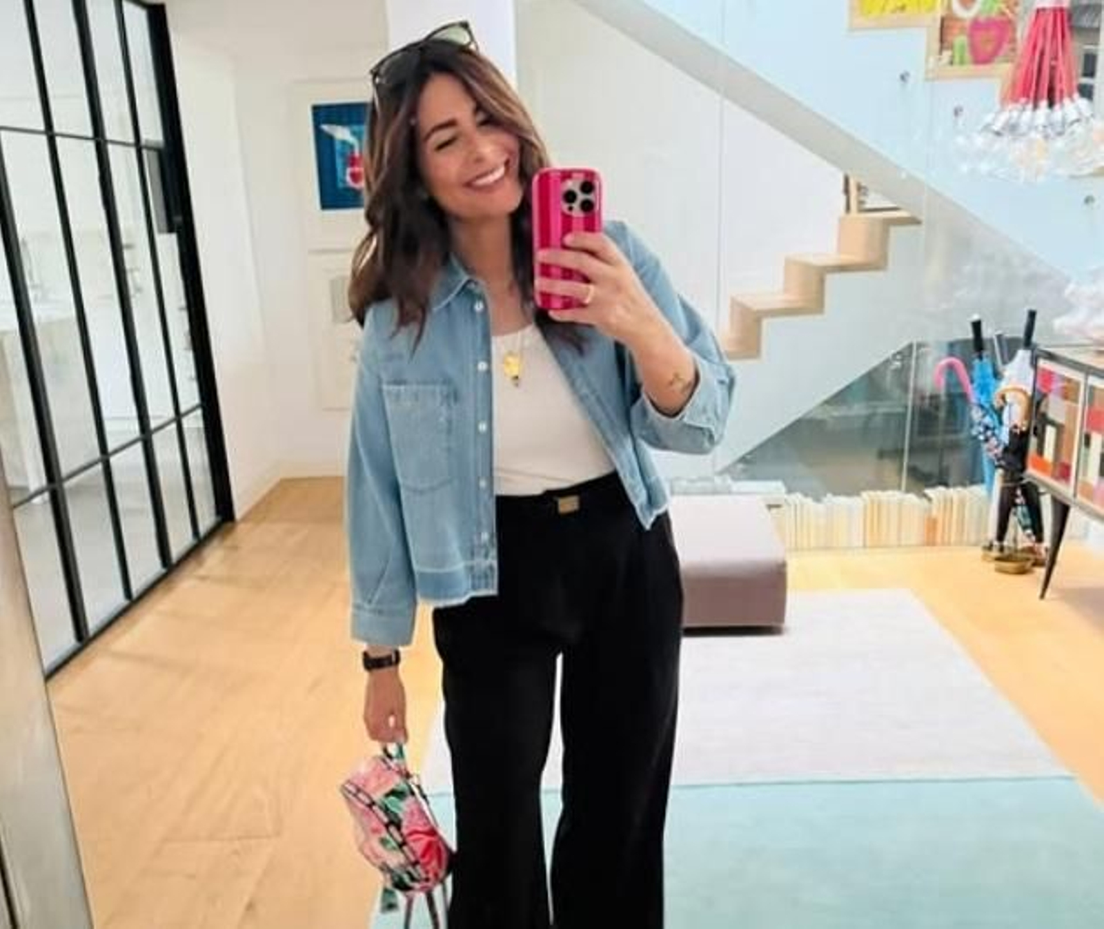 Stradivarius recupera la falda satinada y elegante que arrasó en los 90 para que la lleves con camiseta y sandalias planas.