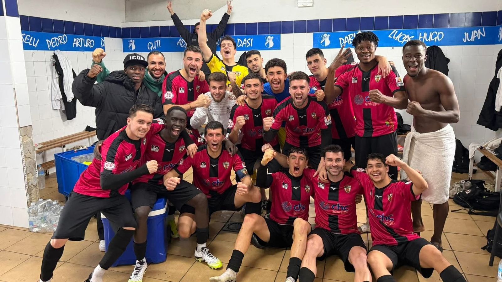 Los jugadores del Pozoblanco celebran su triunfo ante el Castilleja.