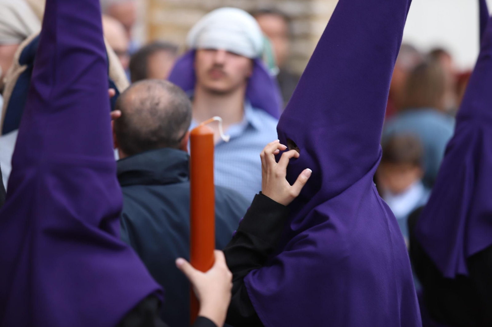 Imágenes de la procesión del Descendimiento por las  calles de Huelva